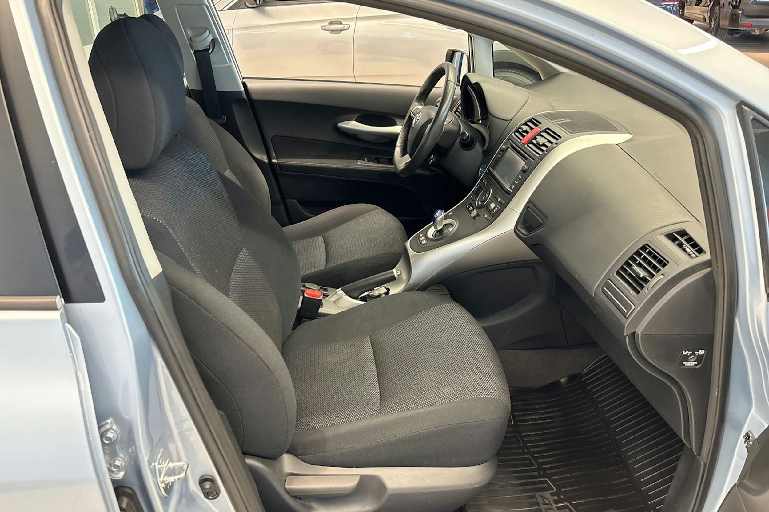 sininen Toyota Auris 2012 kuva 17.