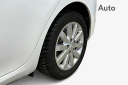 valkoinen Toyota Auris 2012 kuva 11.