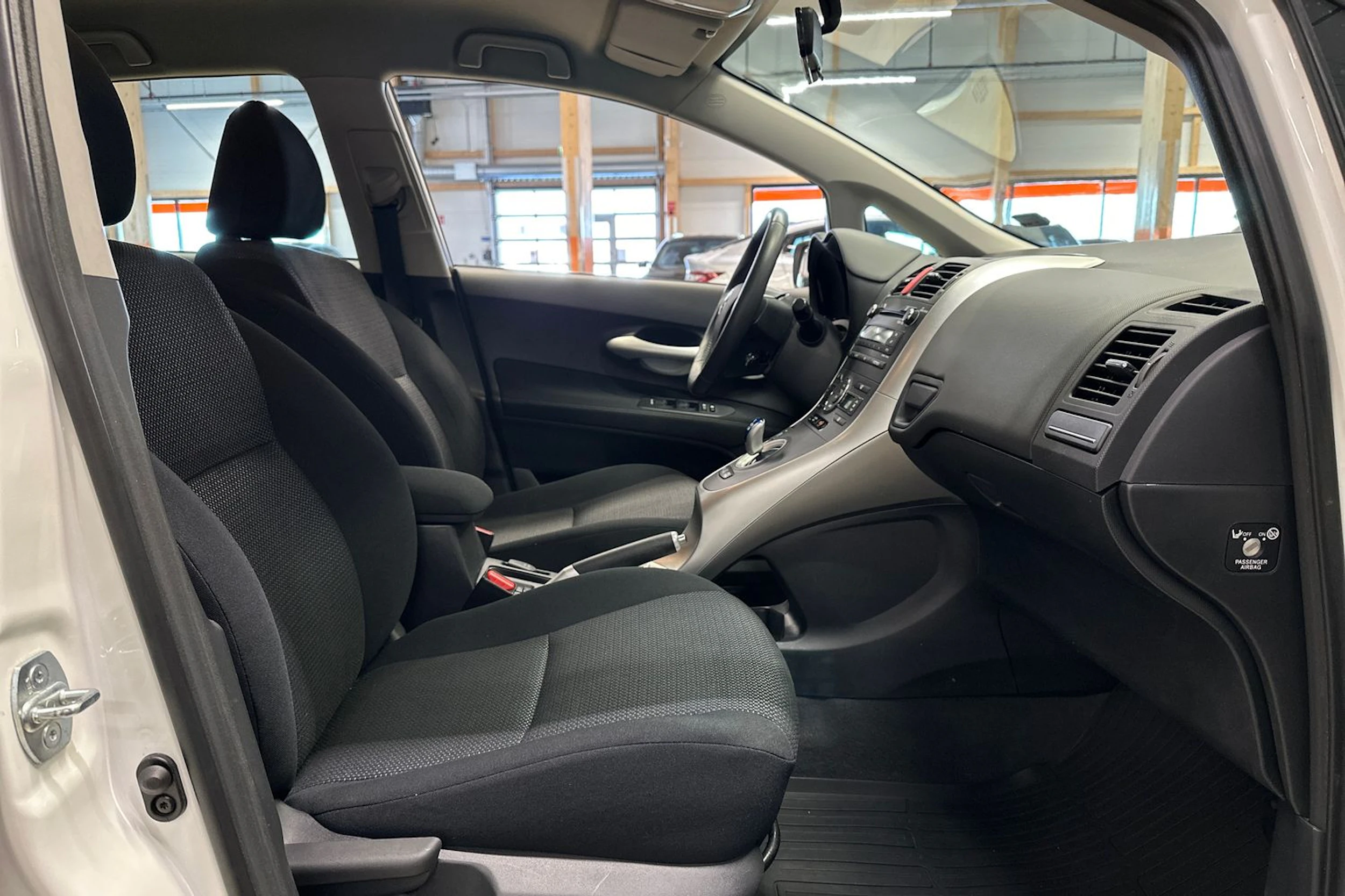 valkoinen Toyota Auris 2012 kuva 14.