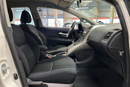 valkoinen Toyota Auris 2012 kuva 14.