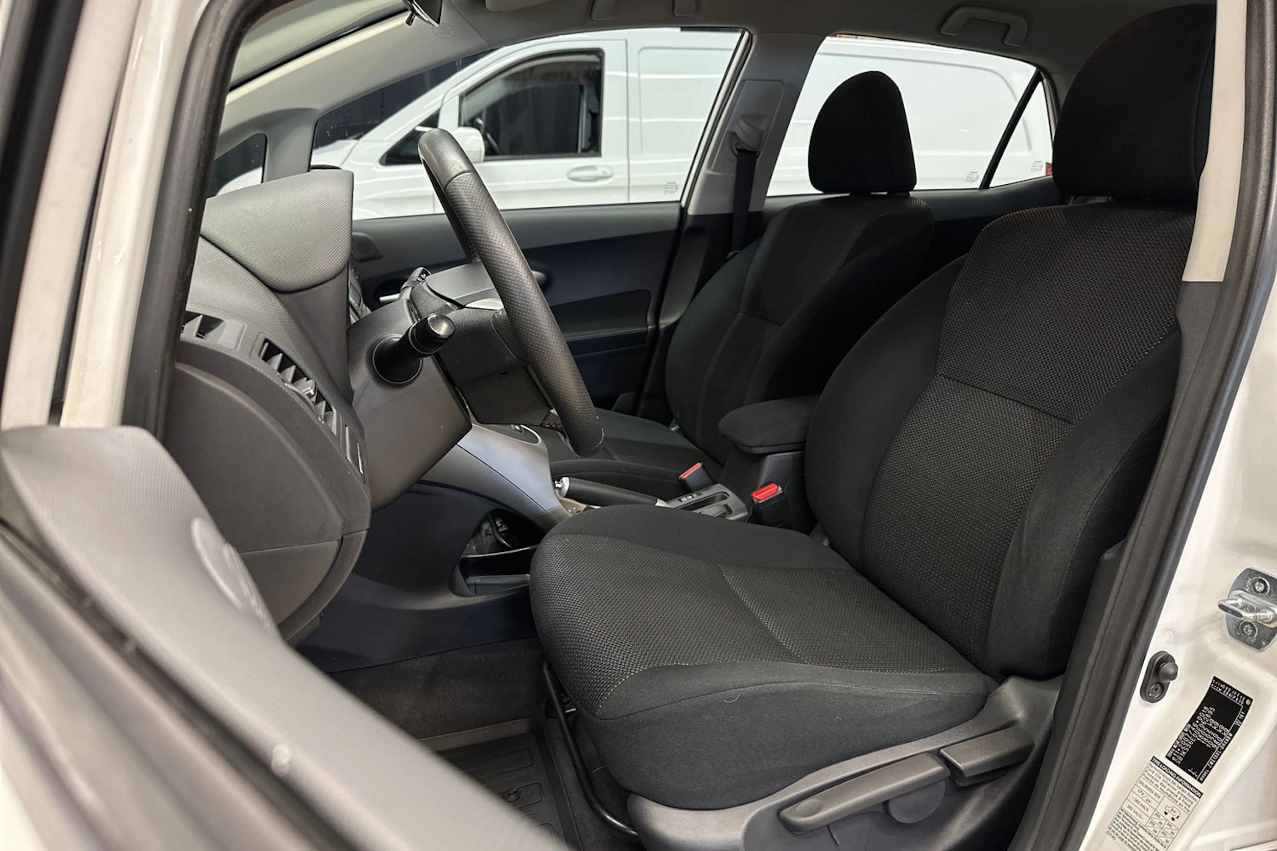 valkoinen Toyota Auris 2012 kuva 16.