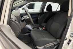 valkoinen Toyota Auris 2012 kuva 16.