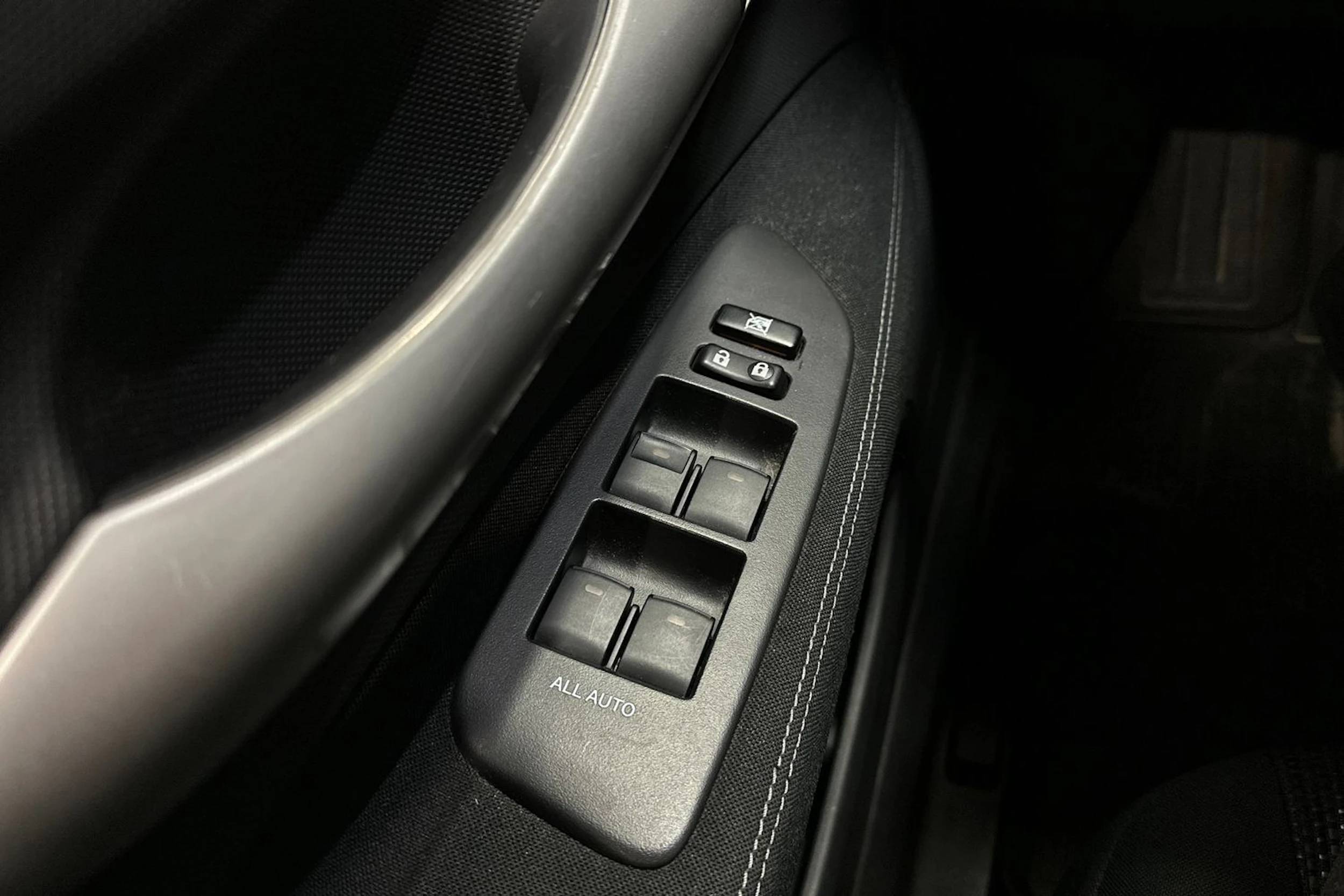 valkoinen Toyota Auris 2012 kuva 30.