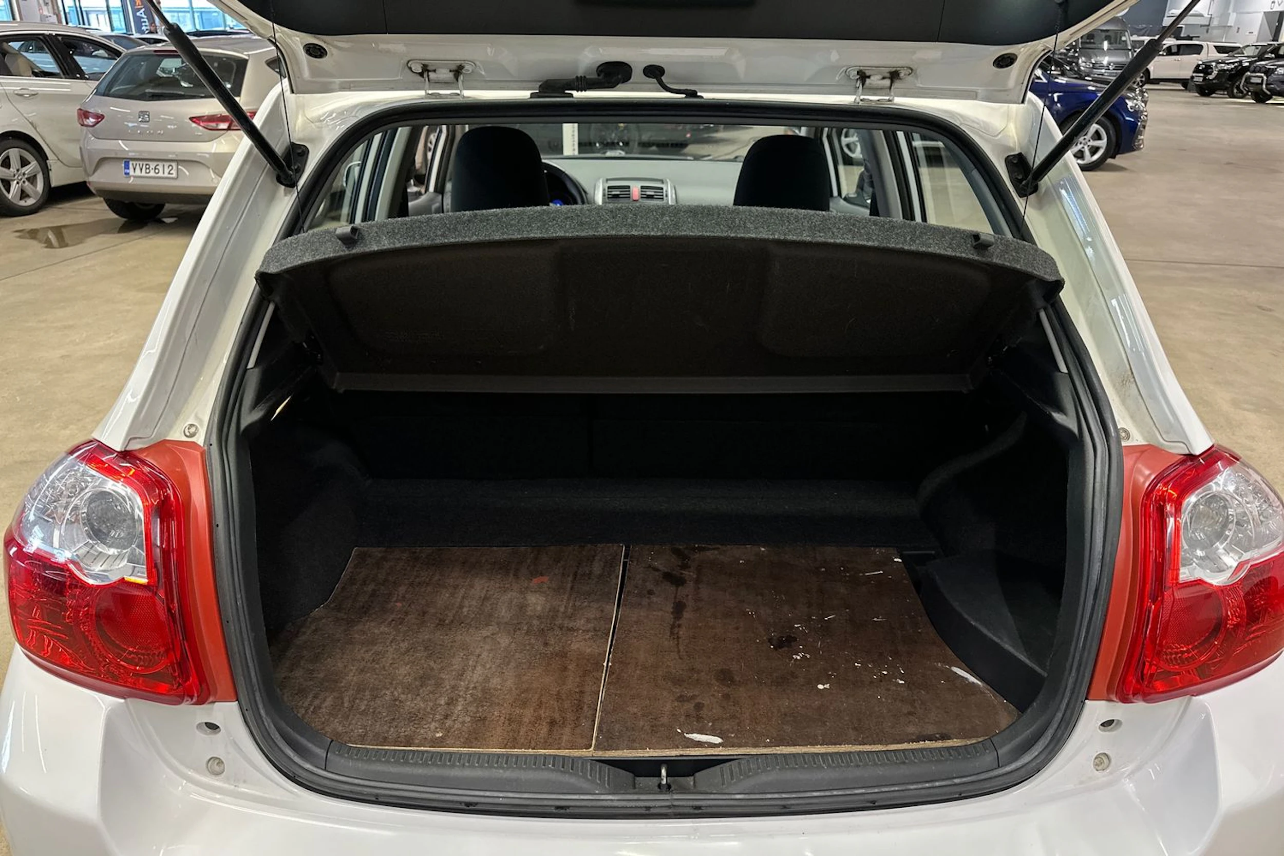 valkoinen Toyota Auris 2012 kuva 31.