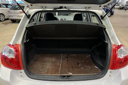 valkoinen Toyota Auris 2012 kuva 31.