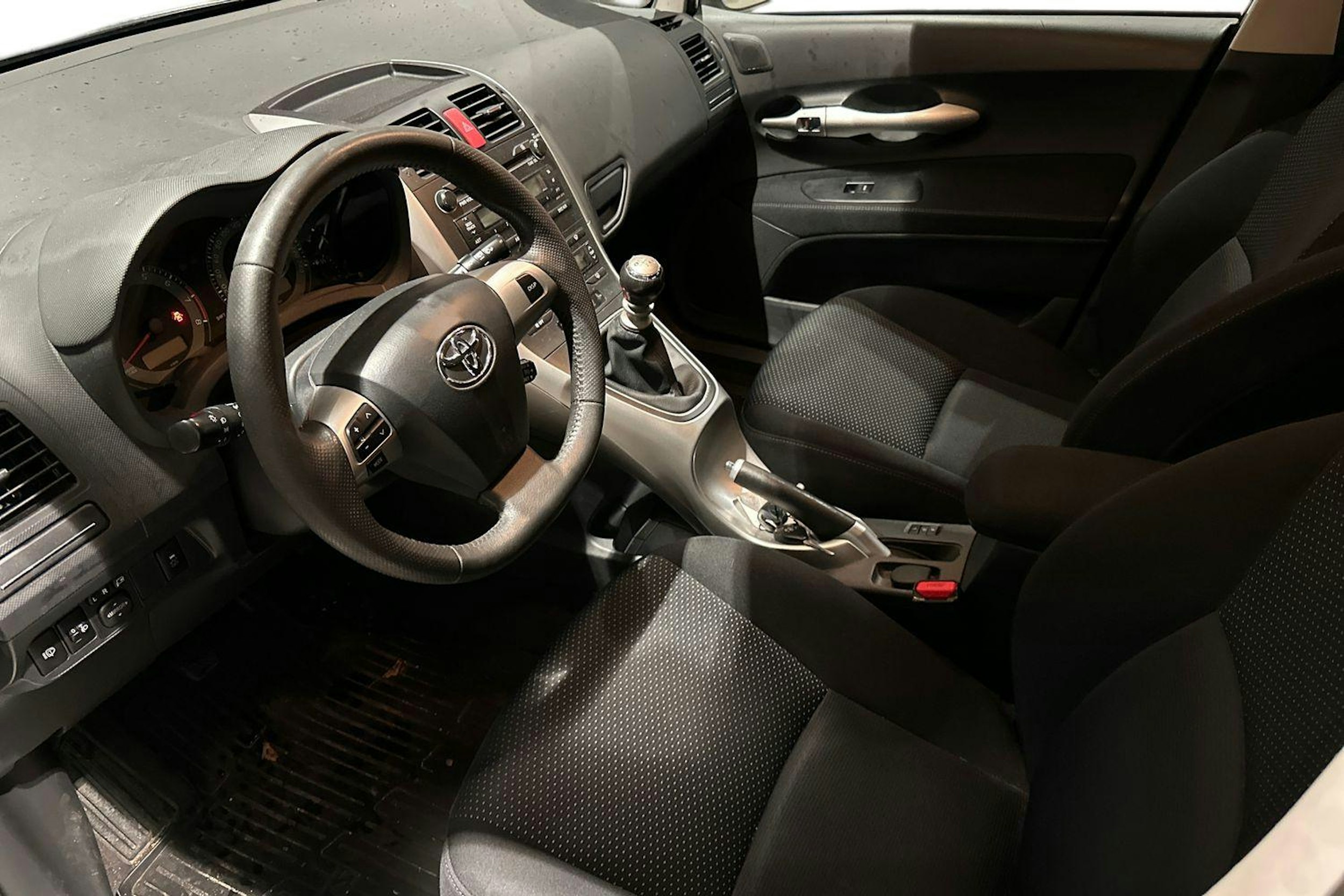 sininen Toyota Auris 2012 kuva 3.