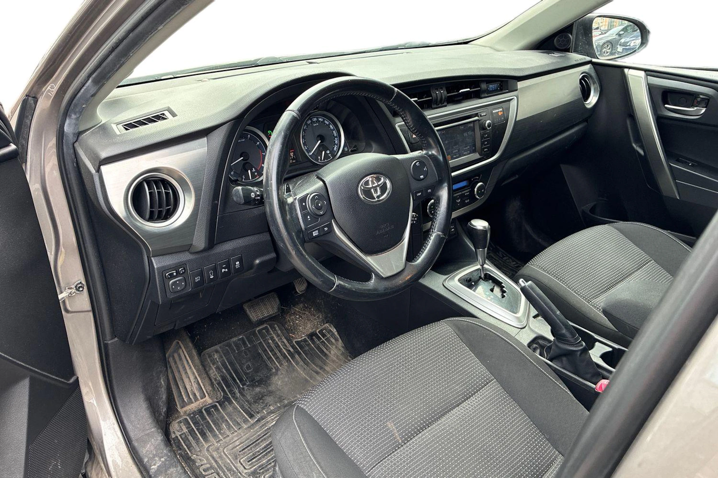 ruskea (beige) Toyota Auris 2013 kuva 3.