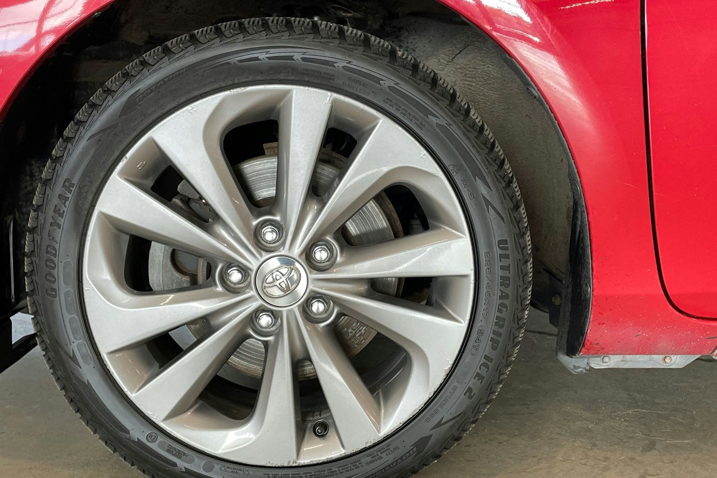 met. punainen Toyota Auris 2013 kuva 11.