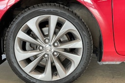 met. punainen Toyota Auris 2013 kuva 11.