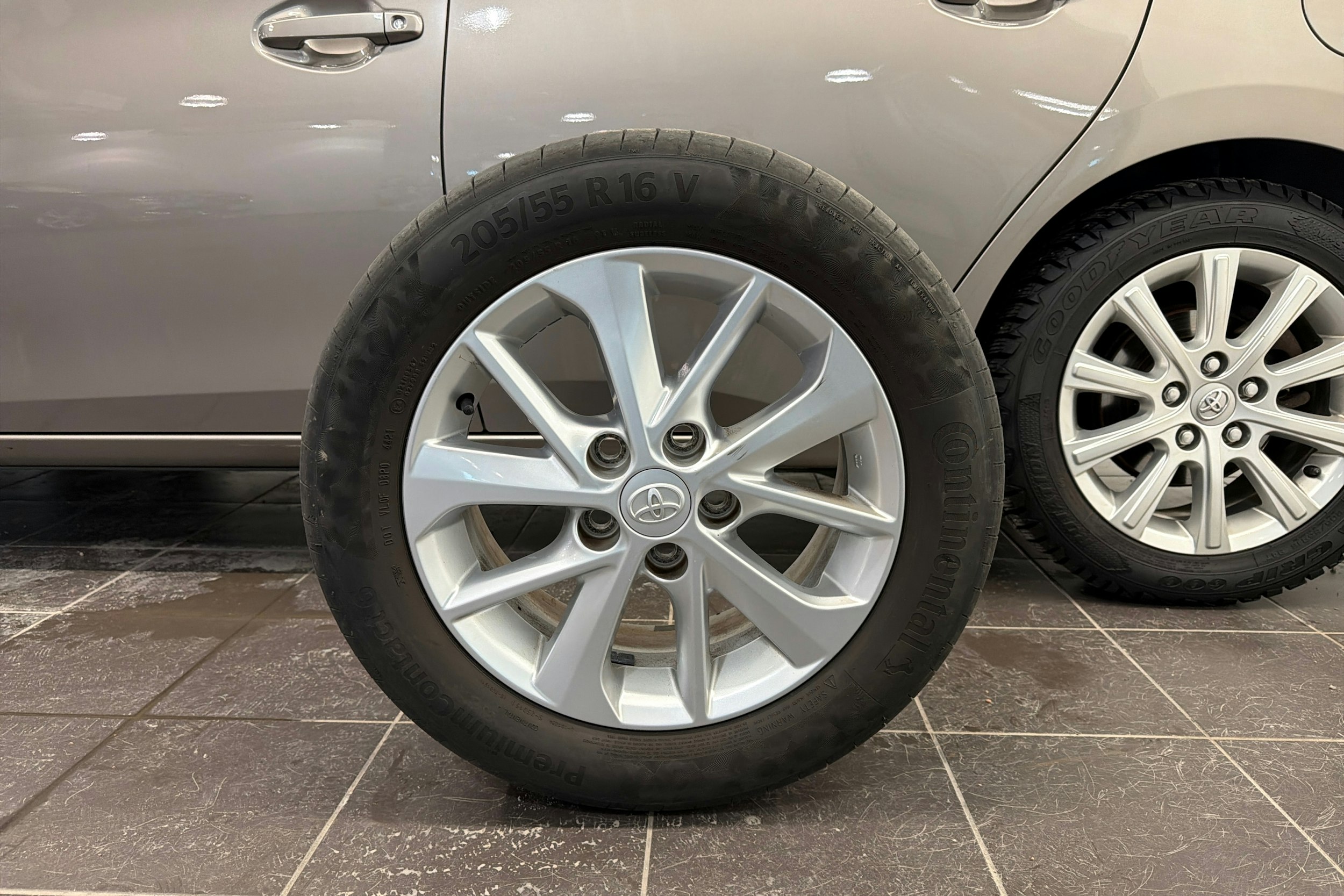 ruskea (beige) Toyota Auris 2013 kuva 13.