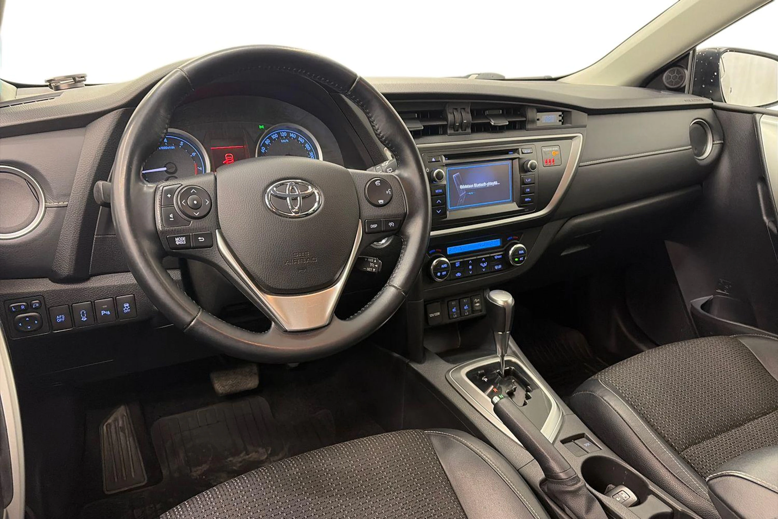 musta Toyota Auris 2013 kuva 6.