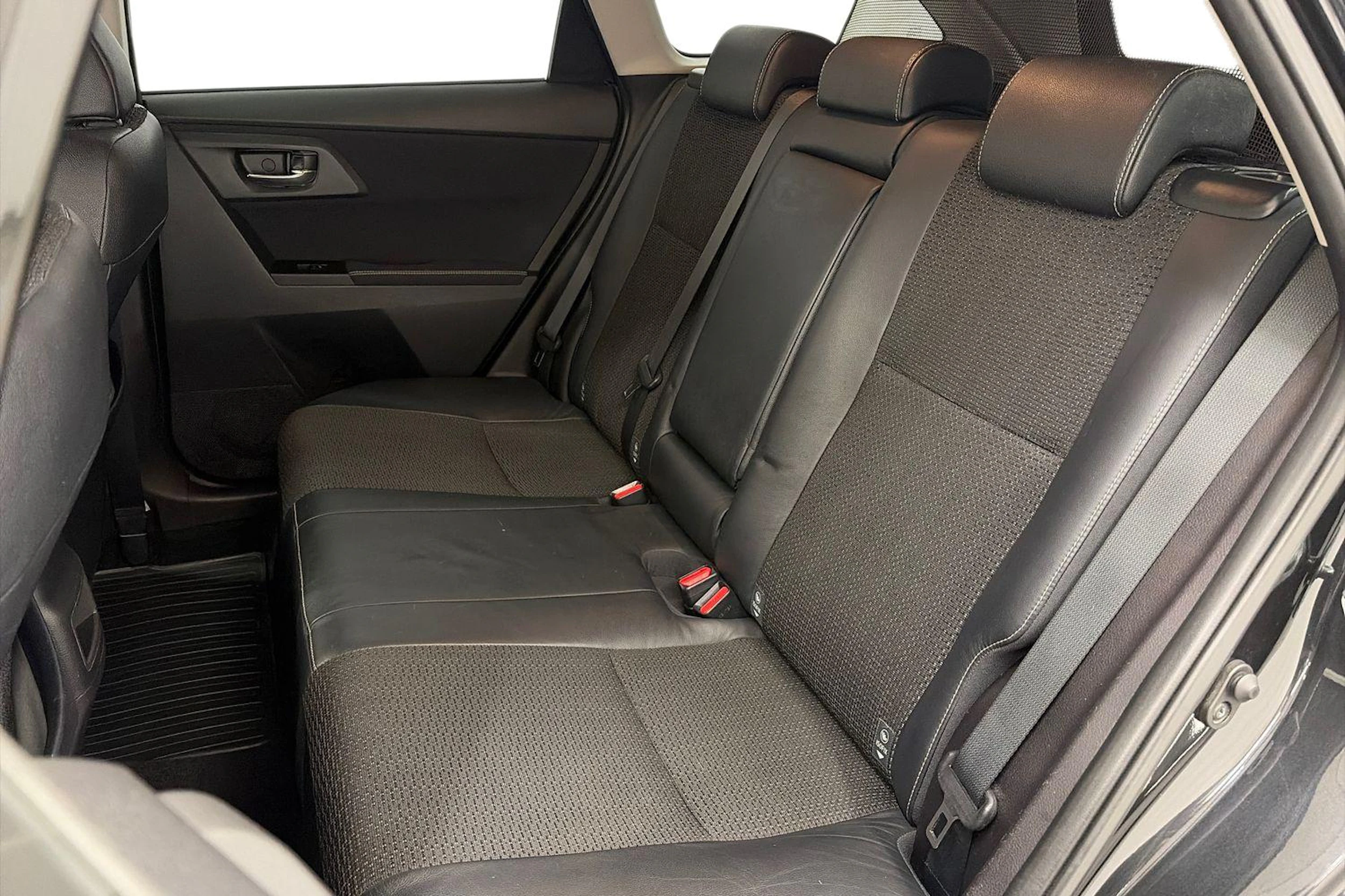 musta Toyota Auris 2013 kuva 8.