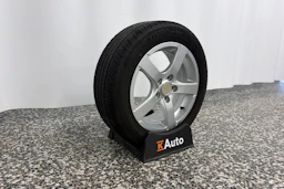 musta Toyota Auris 2013 kuva 10.