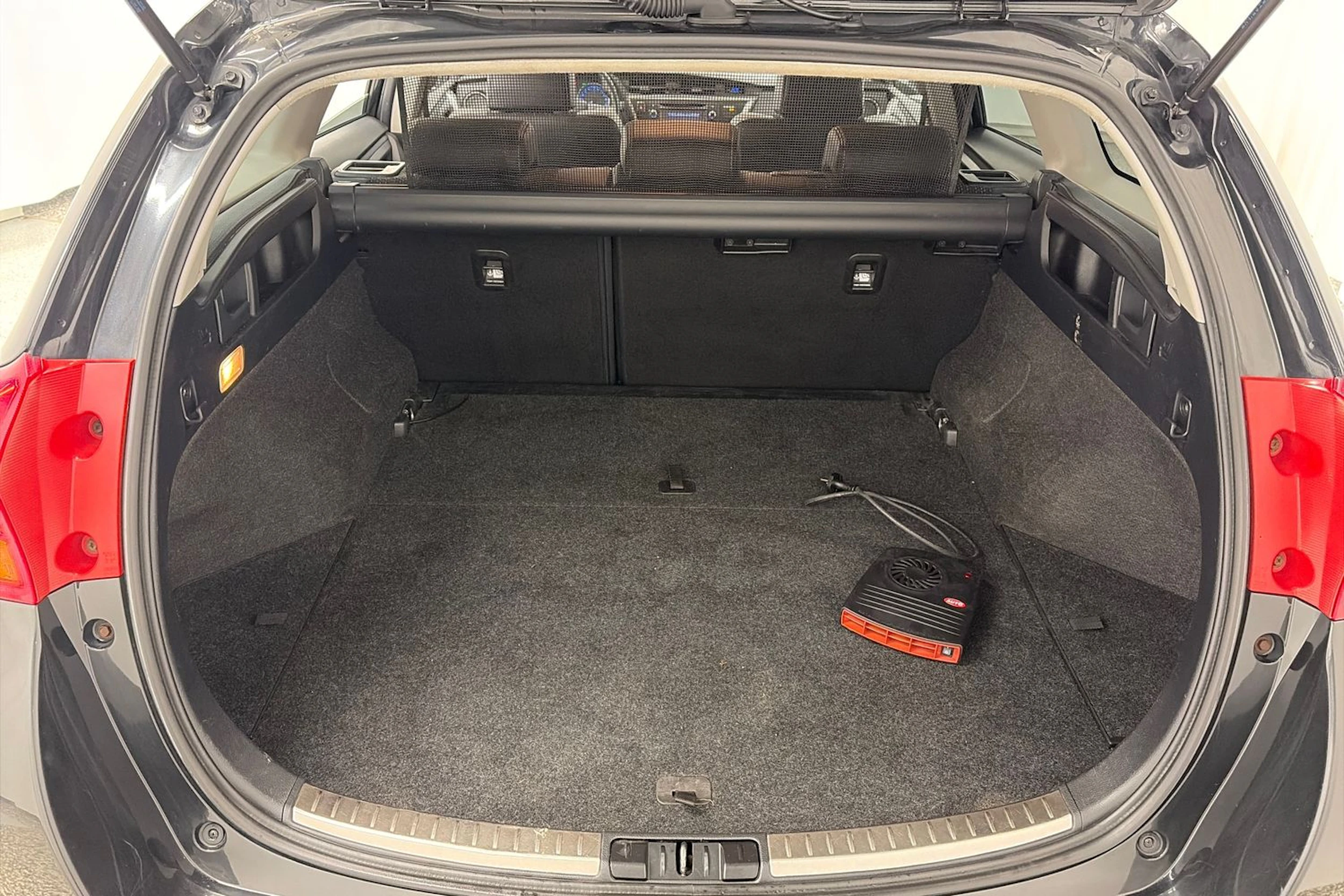 musta Toyota Auris 2013 kuva 11.