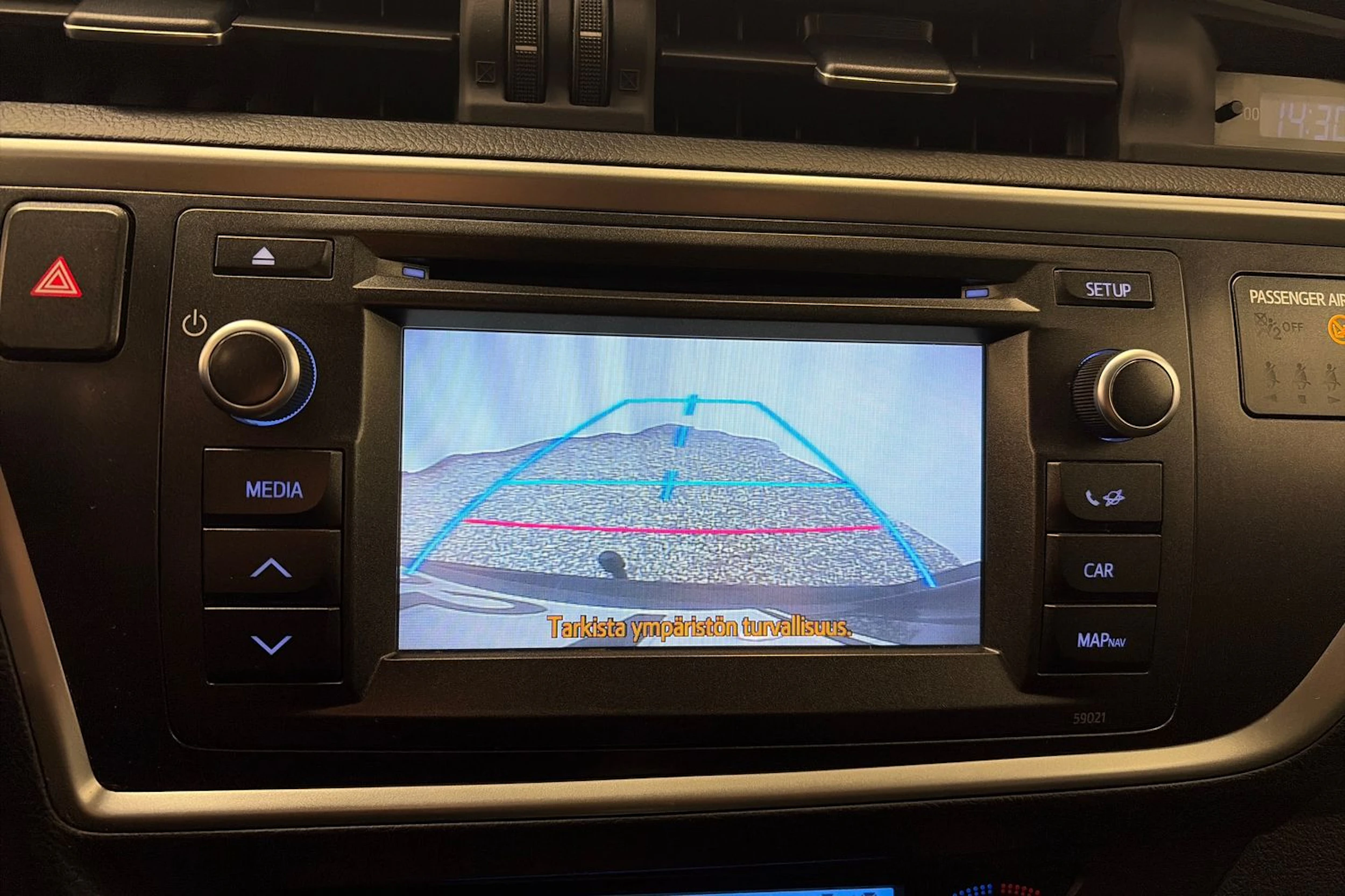 musta Toyota Auris 2013 kuva 17.