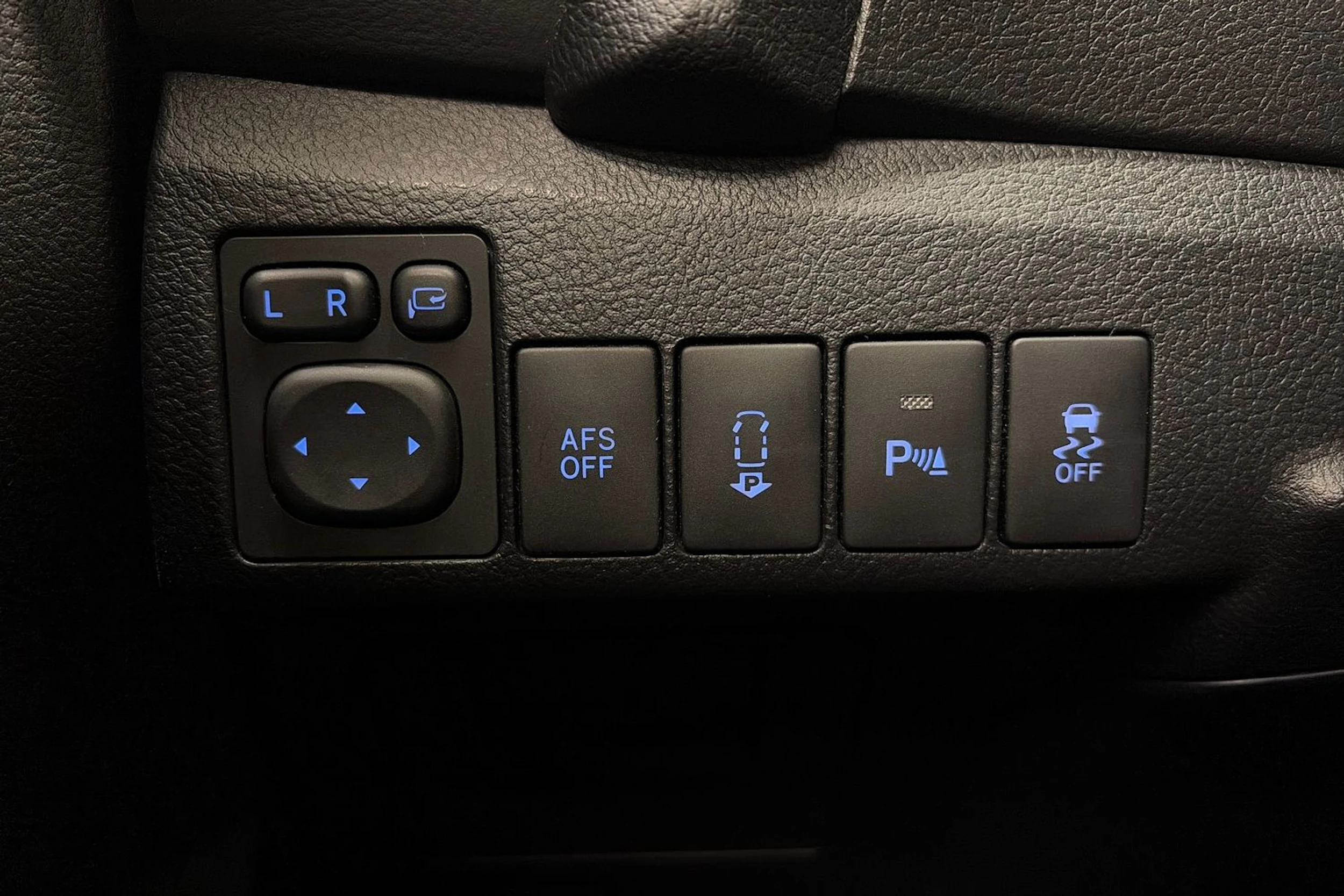 musta Toyota Auris 2013 kuva 19.