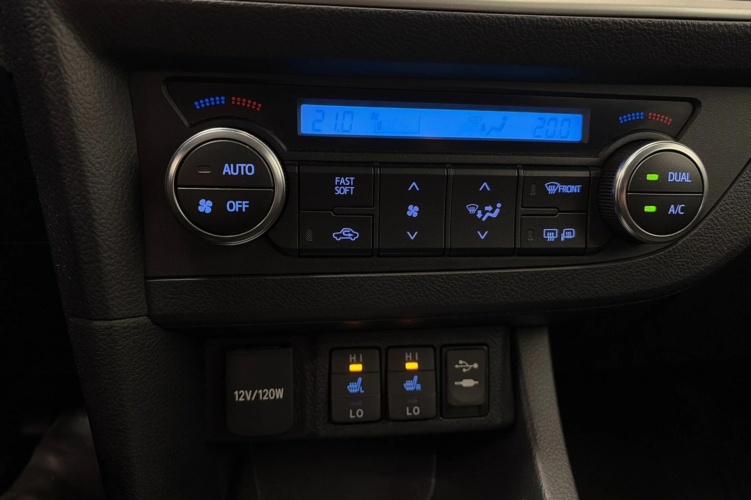 musta Toyota Auris 2013 kuva 20.