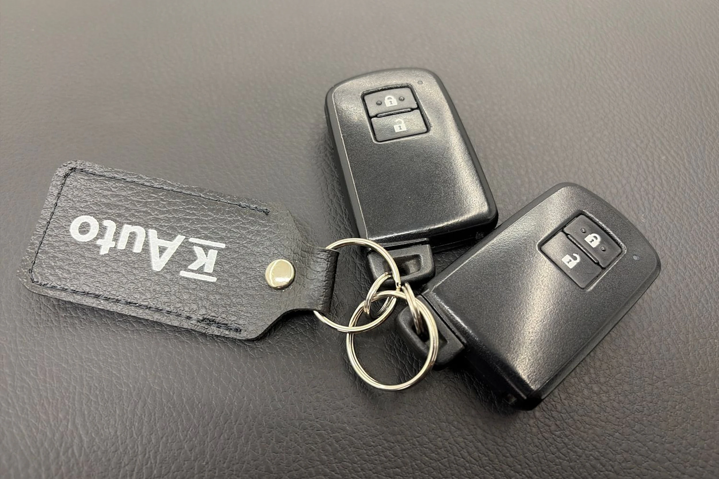 musta Toyota Auris 2013 kuva 21.