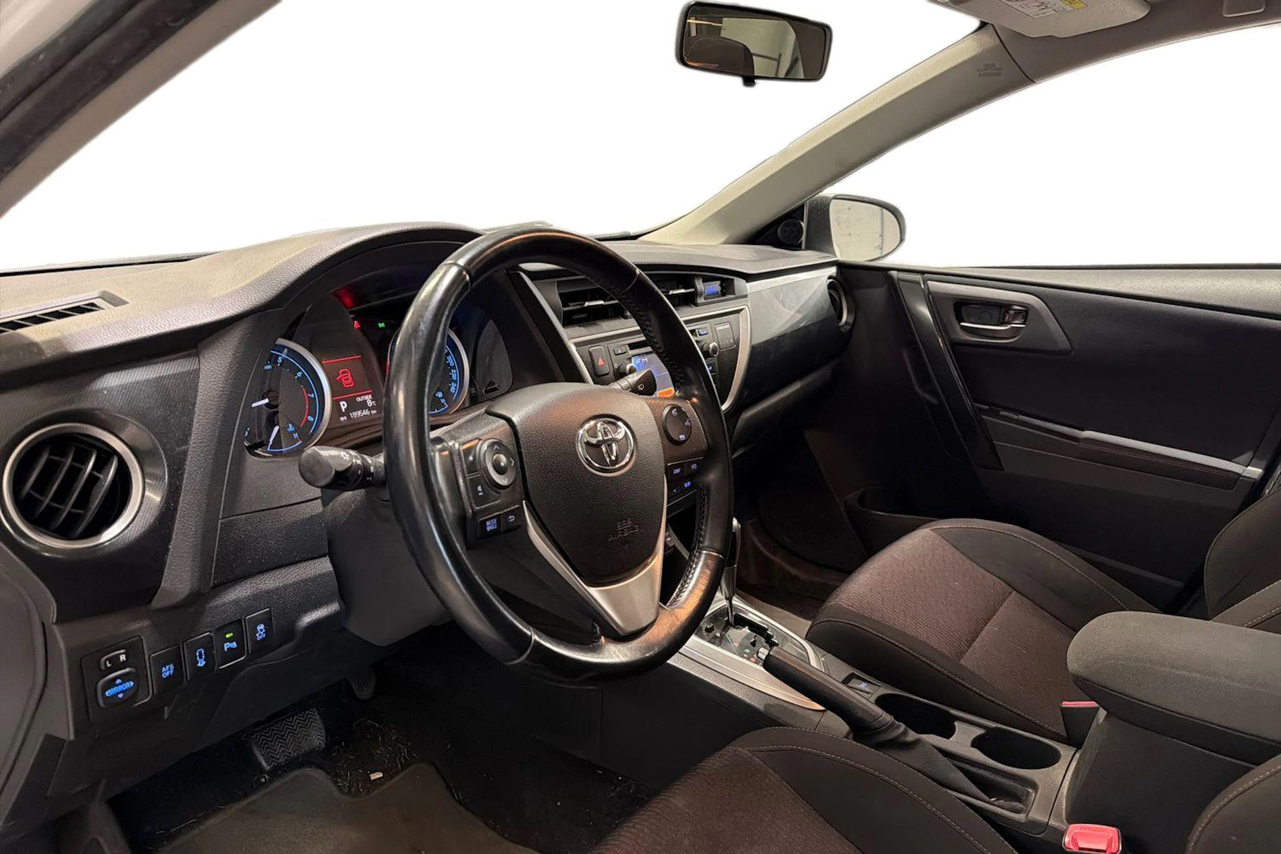 valkoinen Toyota Auris 2013 kuva 3.