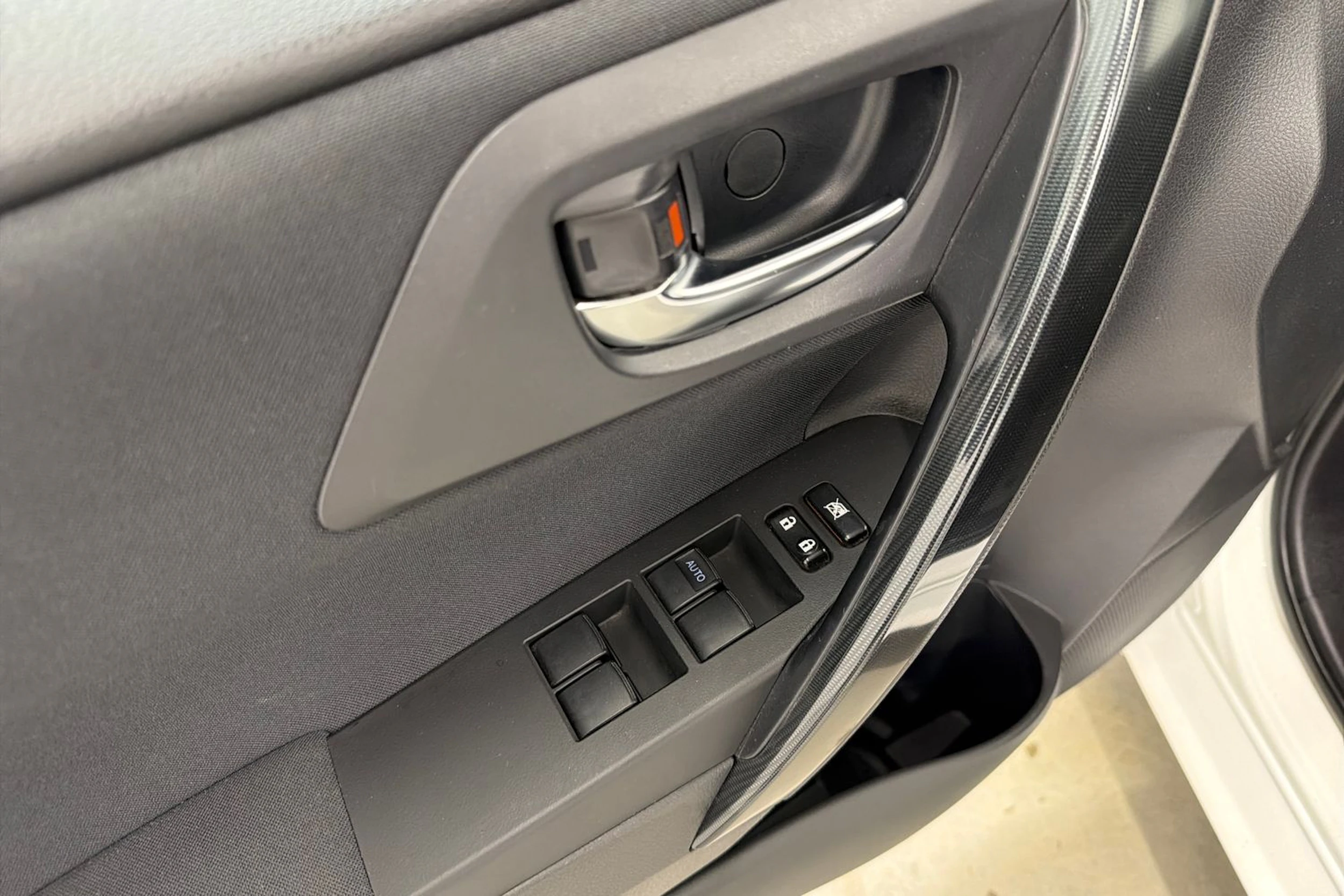 valkoinen Toyota Auris 2013 kuva 12.