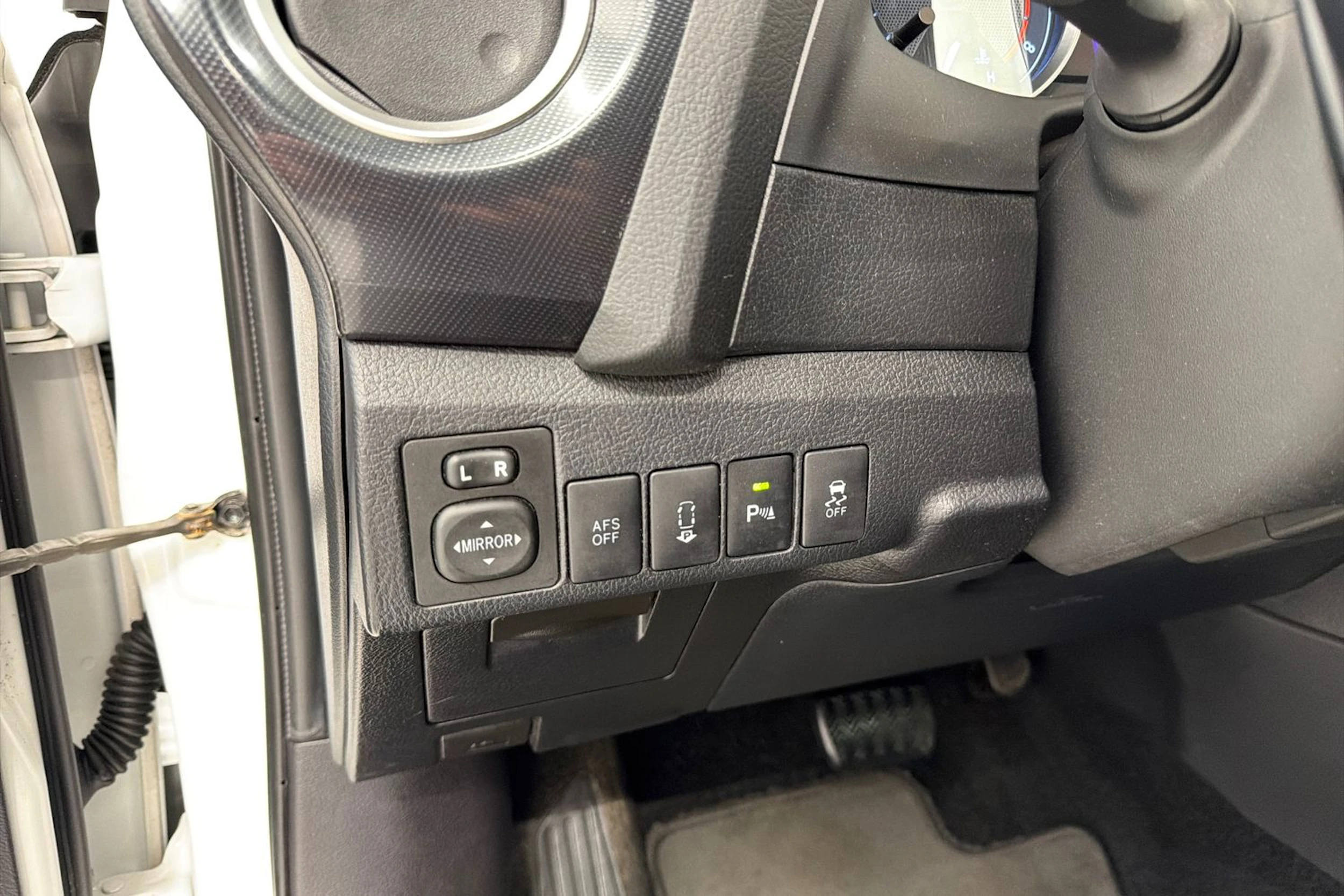 valkoinen Toyota Auris 2013 kuva 13.