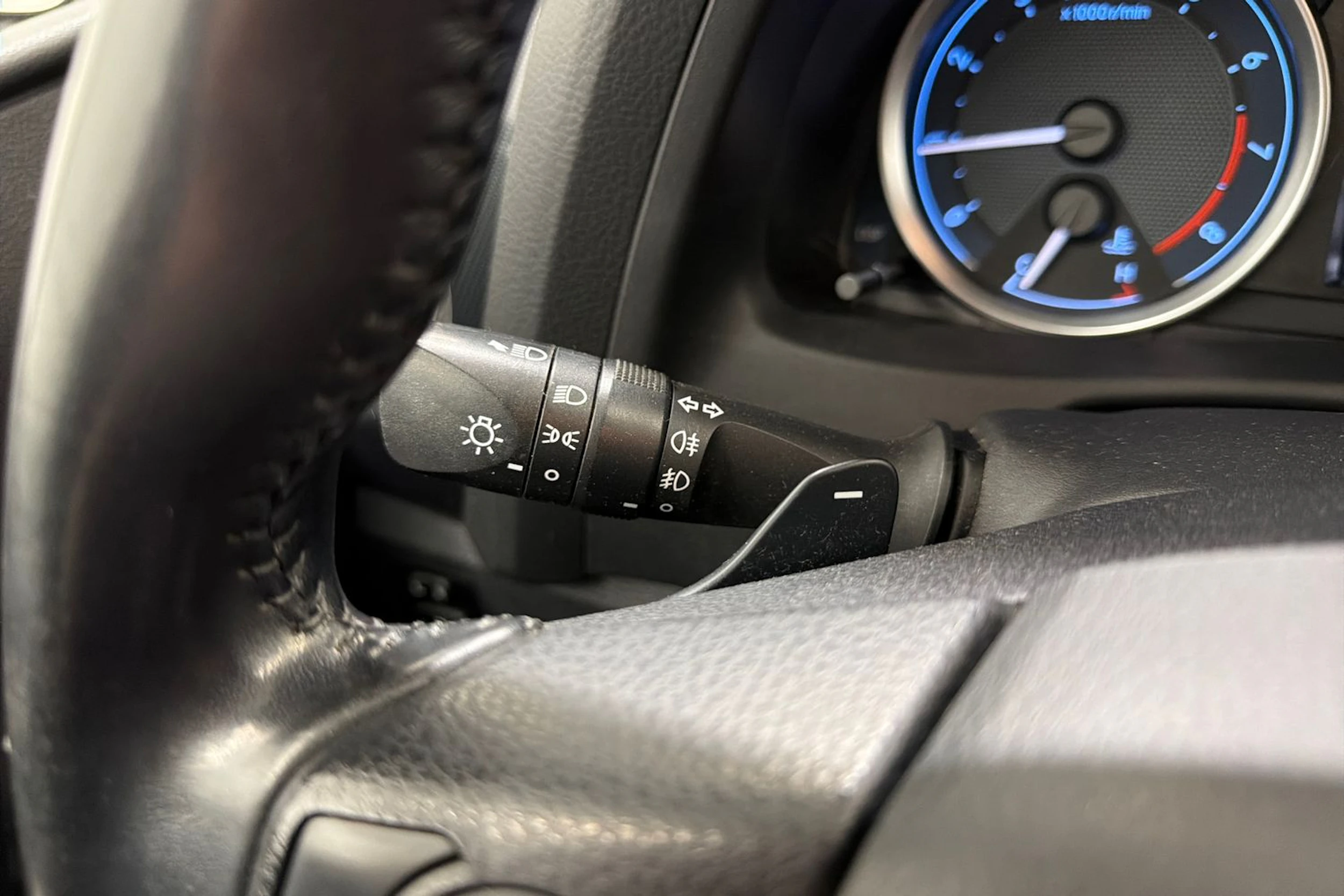 valkoinen Toyota Auris 2013 kuva 16.