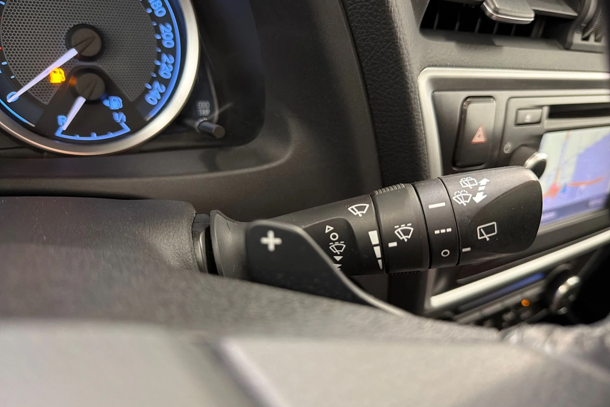 valkoinen Toyota Auris 2013 kuva 17.