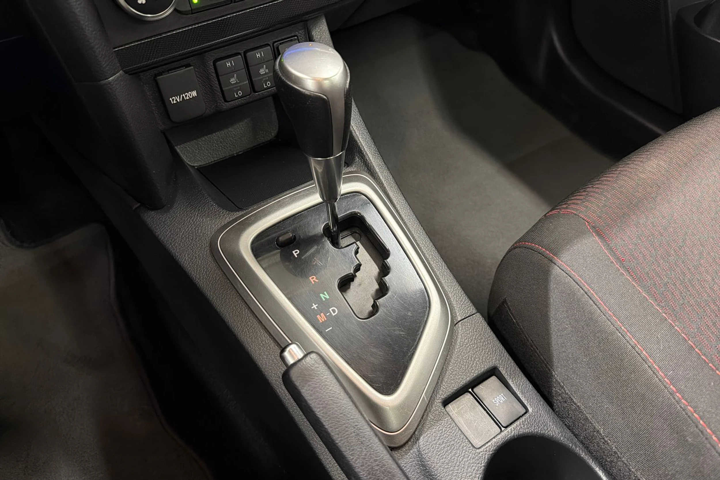 valkoinen Toyota Auris 2013 kuva 19.