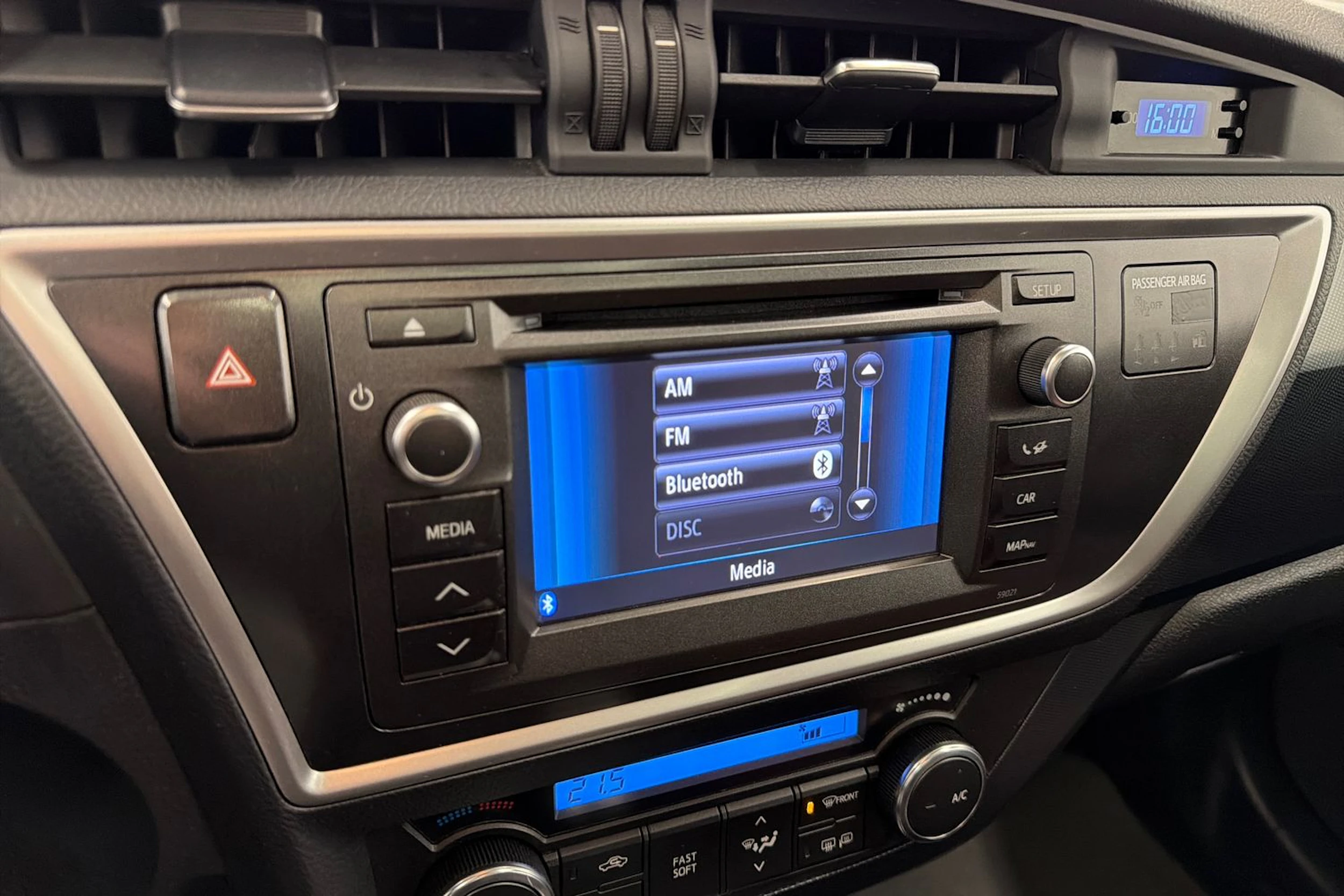 valkoinen Toyota Auris 2013 kuva 21.