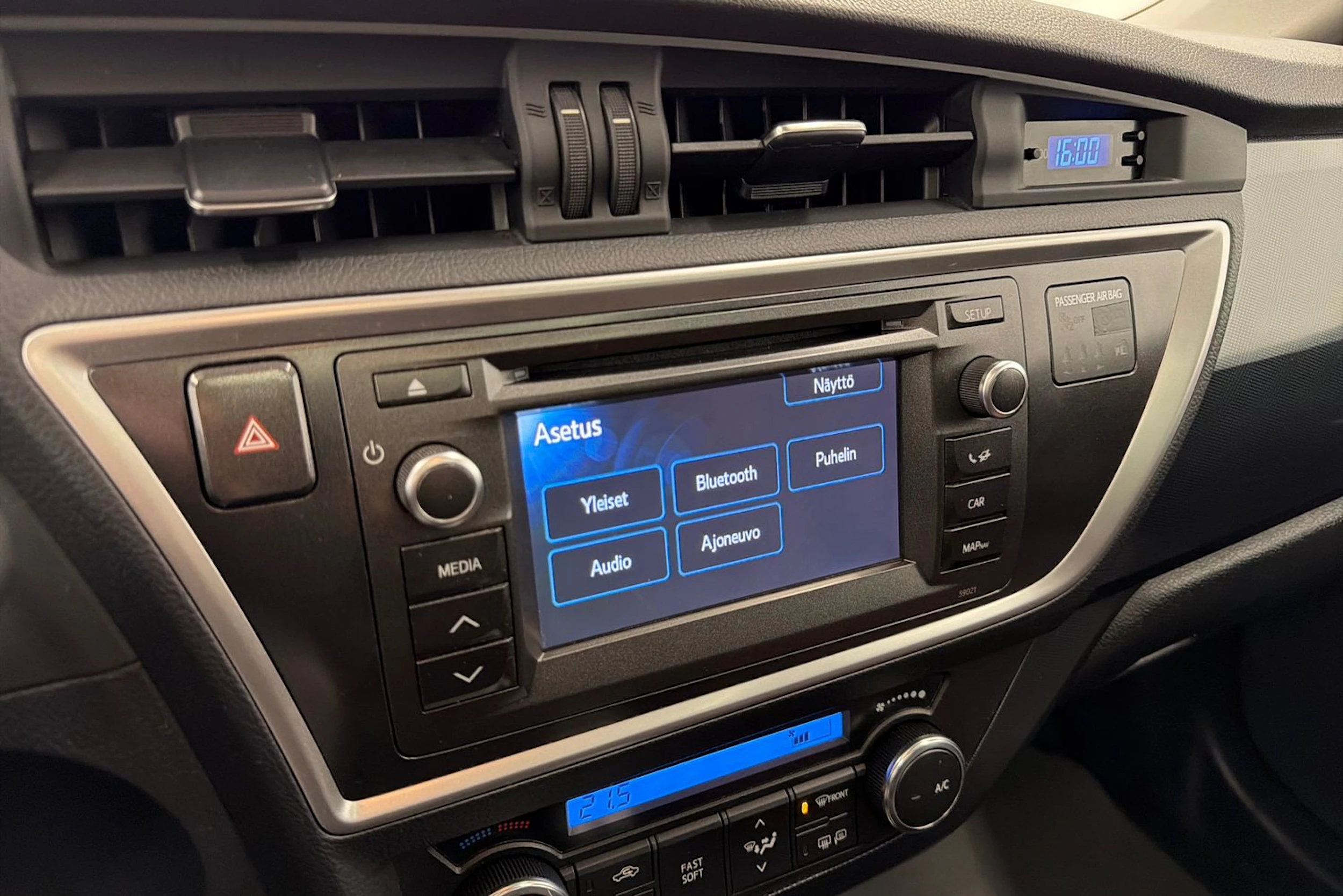 valkoinen Toyota Auris 2013 kuva 22.