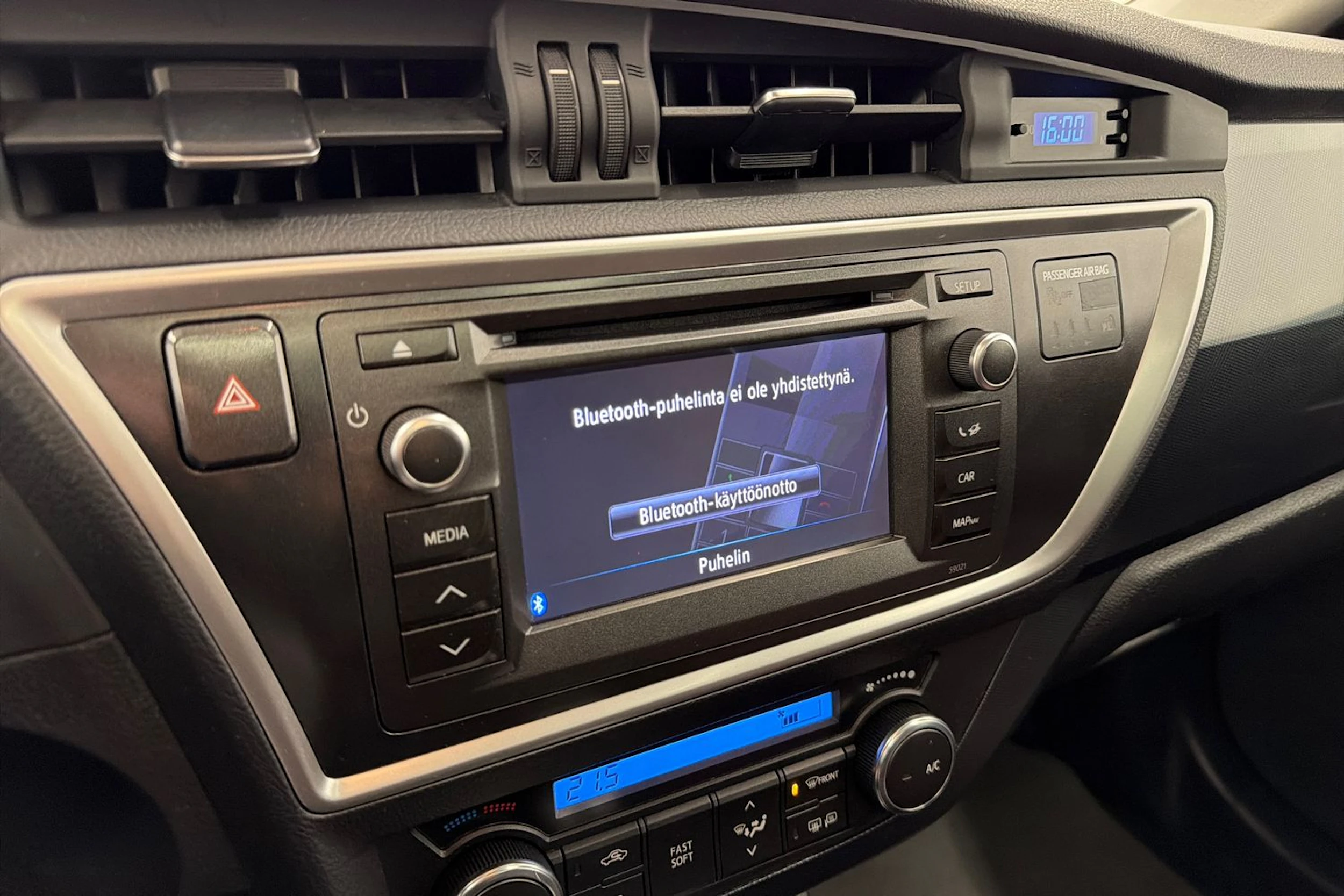 valkoinen Toyota Auris 2013 kuva 23.