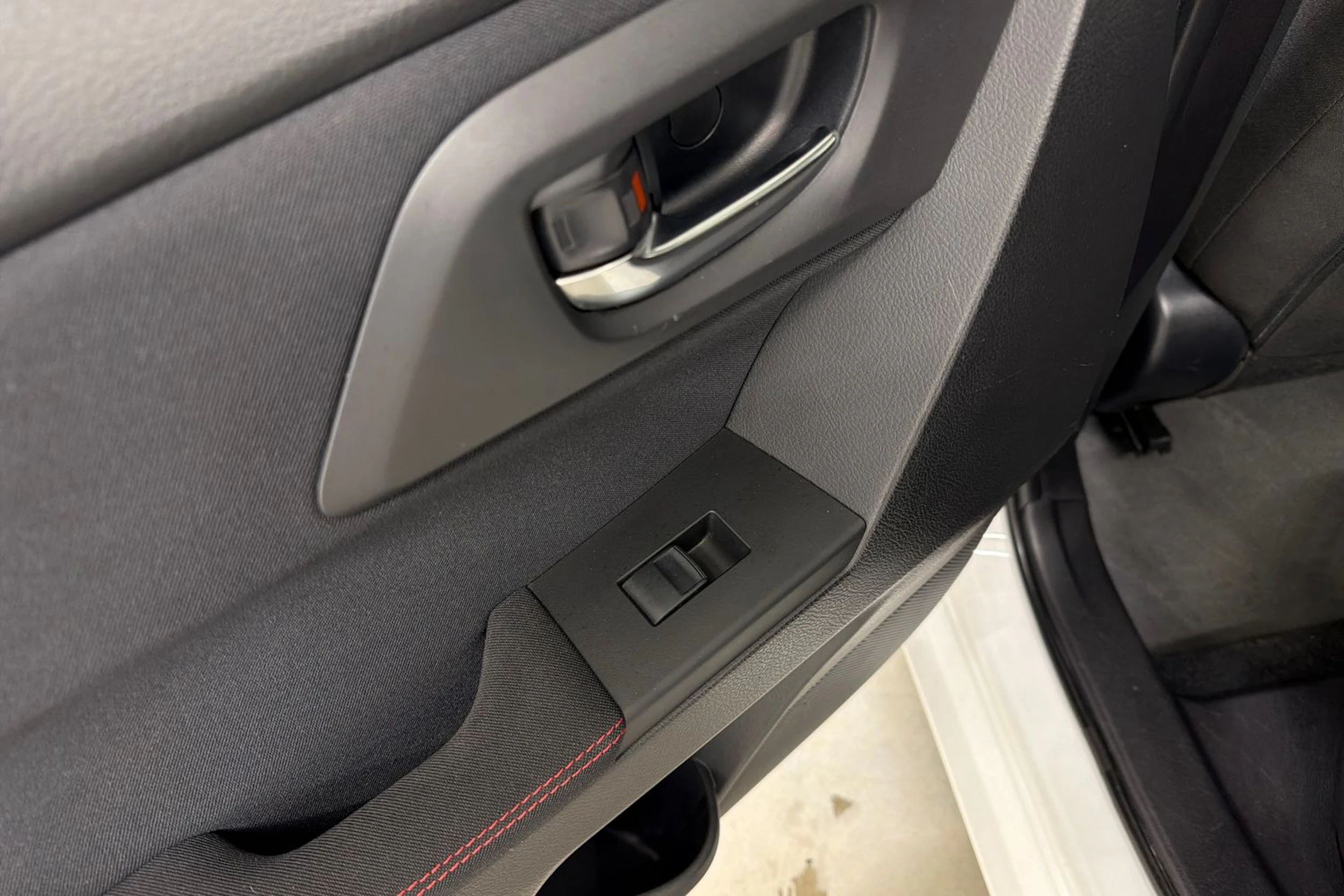 valkoinen Toyota Auris 2013 kuva 26.