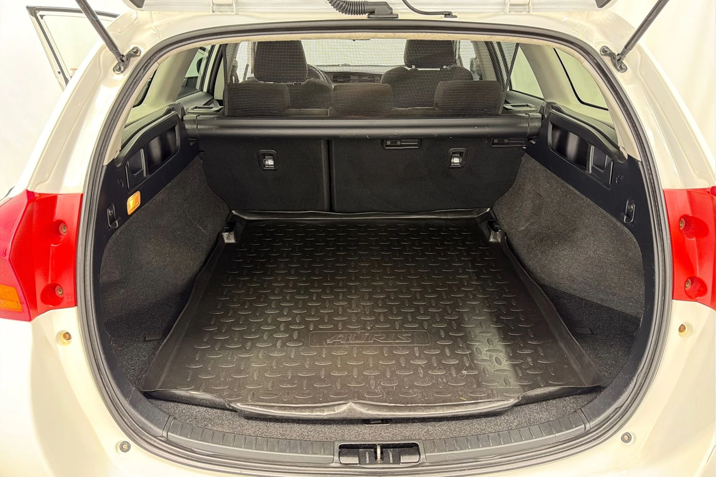 valkoinen Toyota Auris 2013 kuva 28.