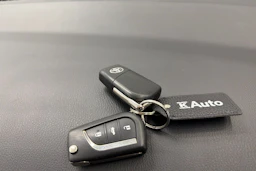 valkoinen Toyota Auris 2013 kuva 31.