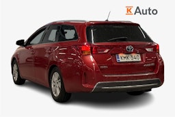 punainen Toyota Auris 2013 kuva 2.