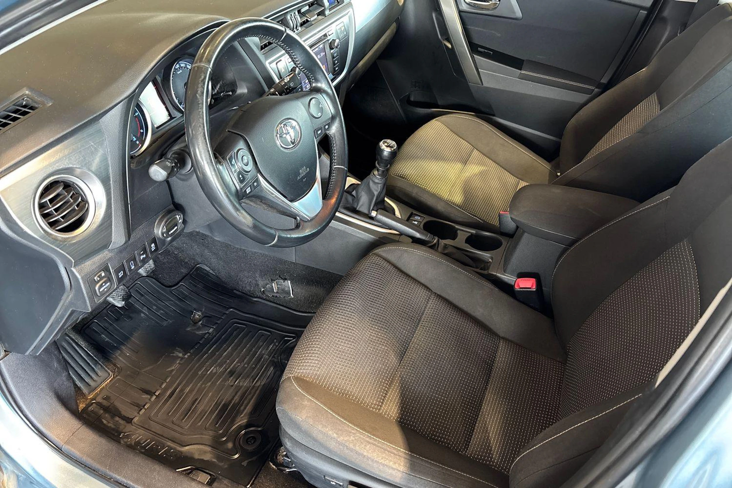 sininen Toyota Auris 2013 kuva 8.