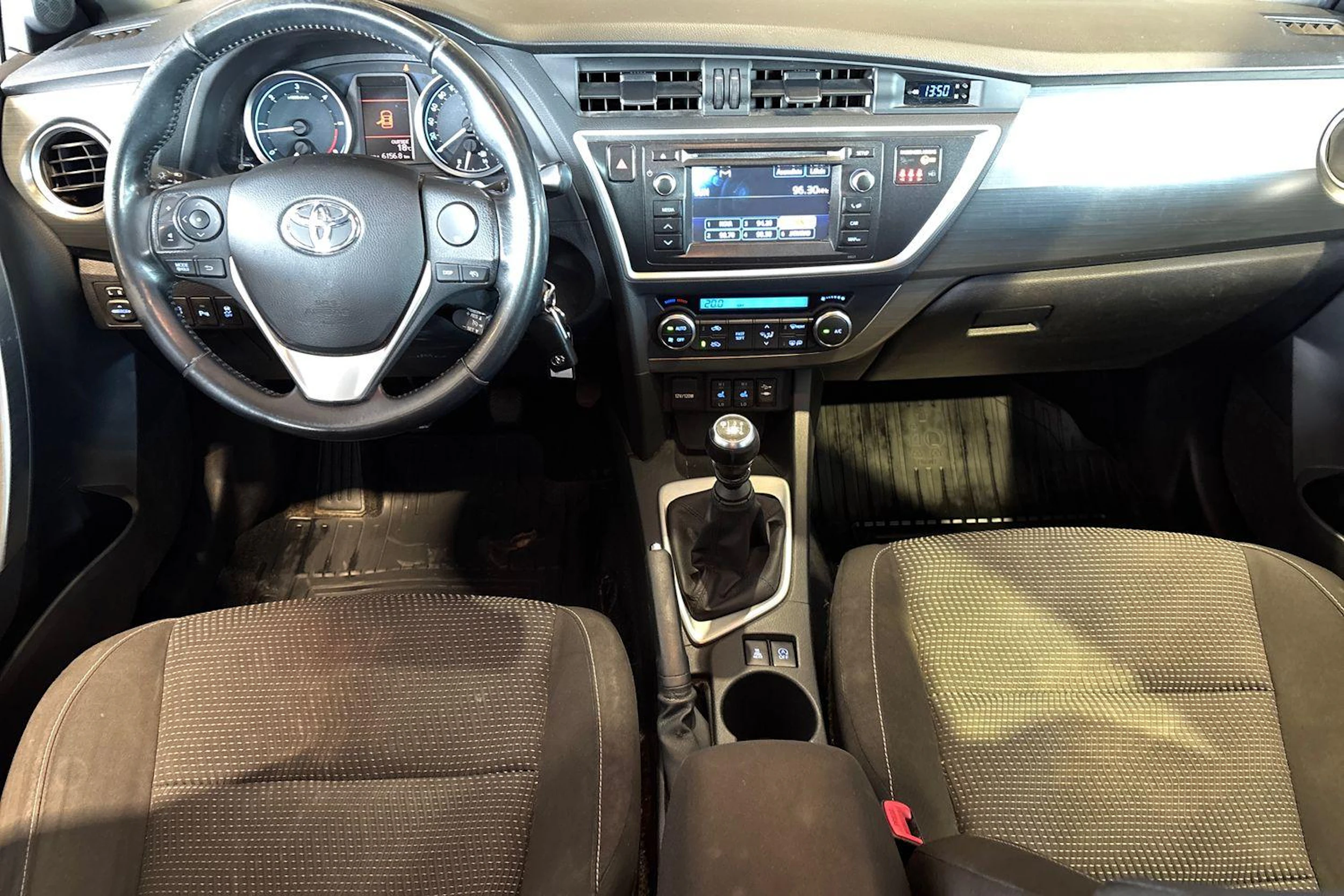sininen Toyota Auris 2013 kuva 9.