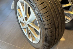 sininen Toyota Auris 2013 kuva 21.