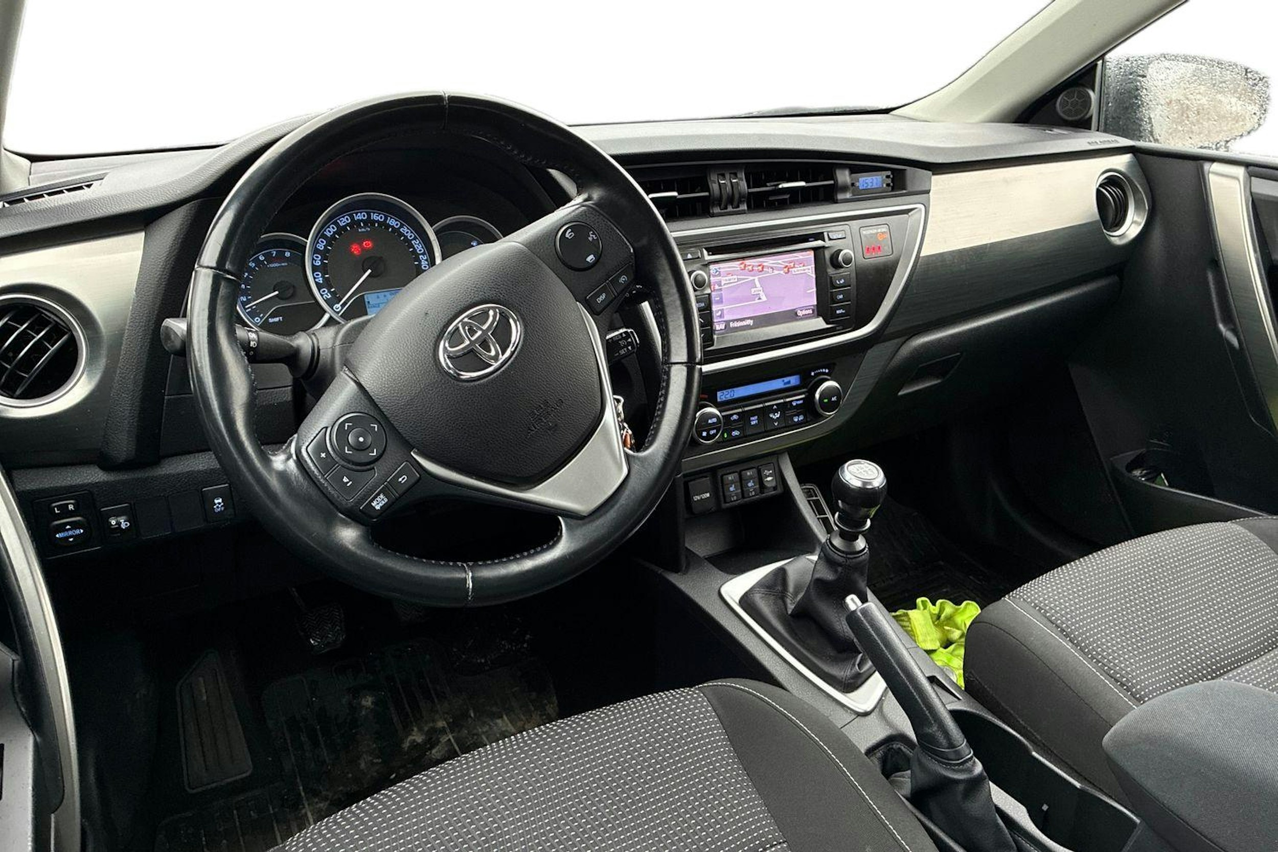 Ruskea (beige) Toyota Auris 2013 kuva 3.