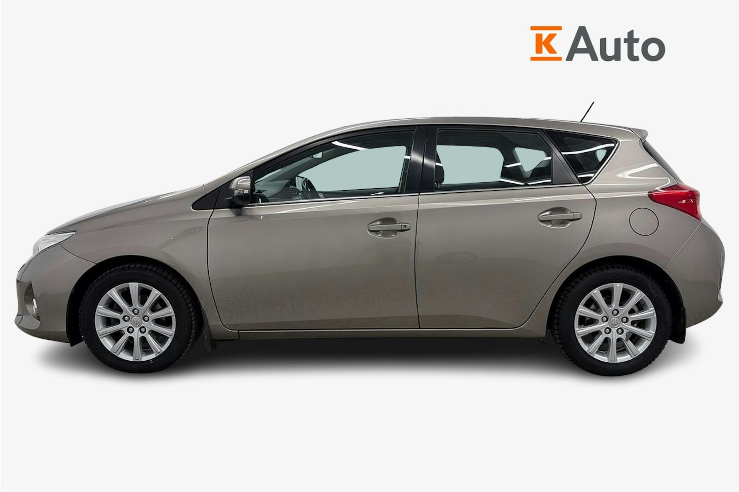 Ruskea (beige) Toyota Auris 2013 kuva 6.