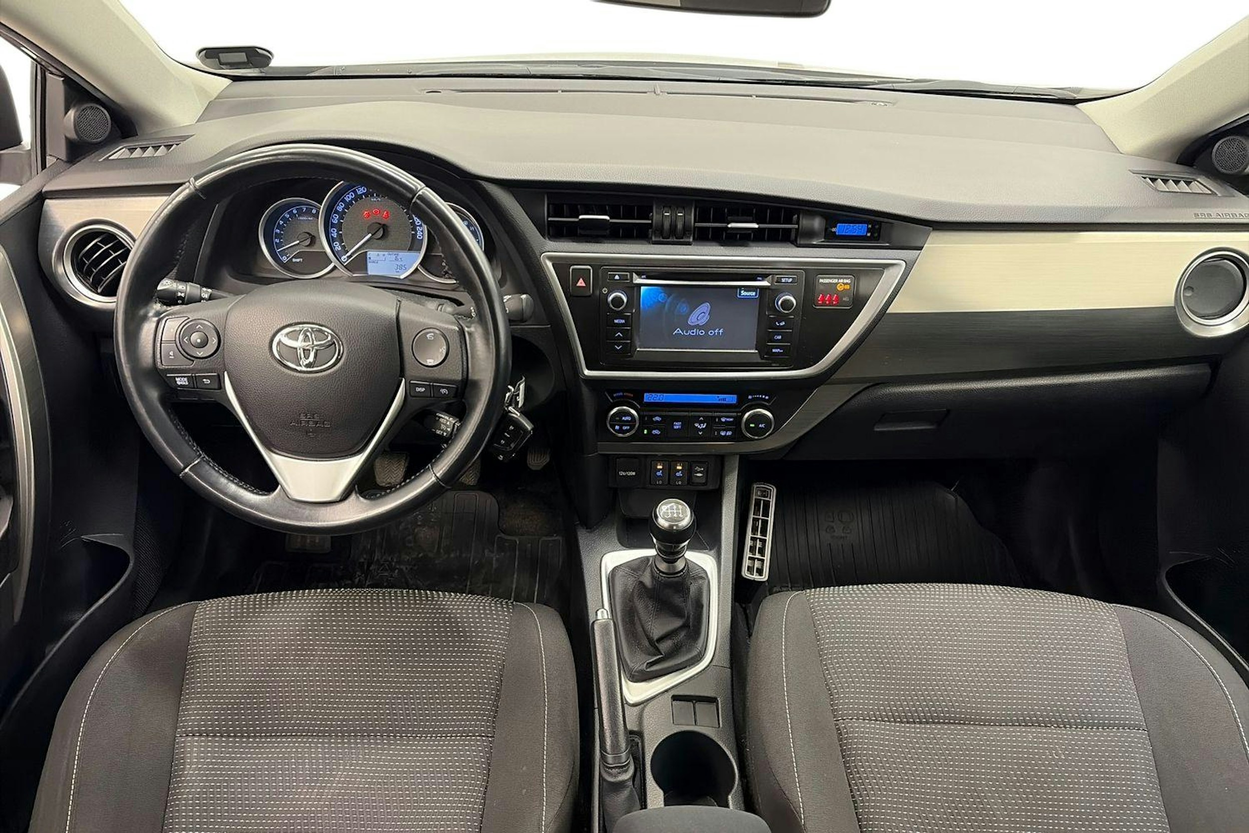 Ruskea (beige) Toyota Auris 2013 kuva 9.