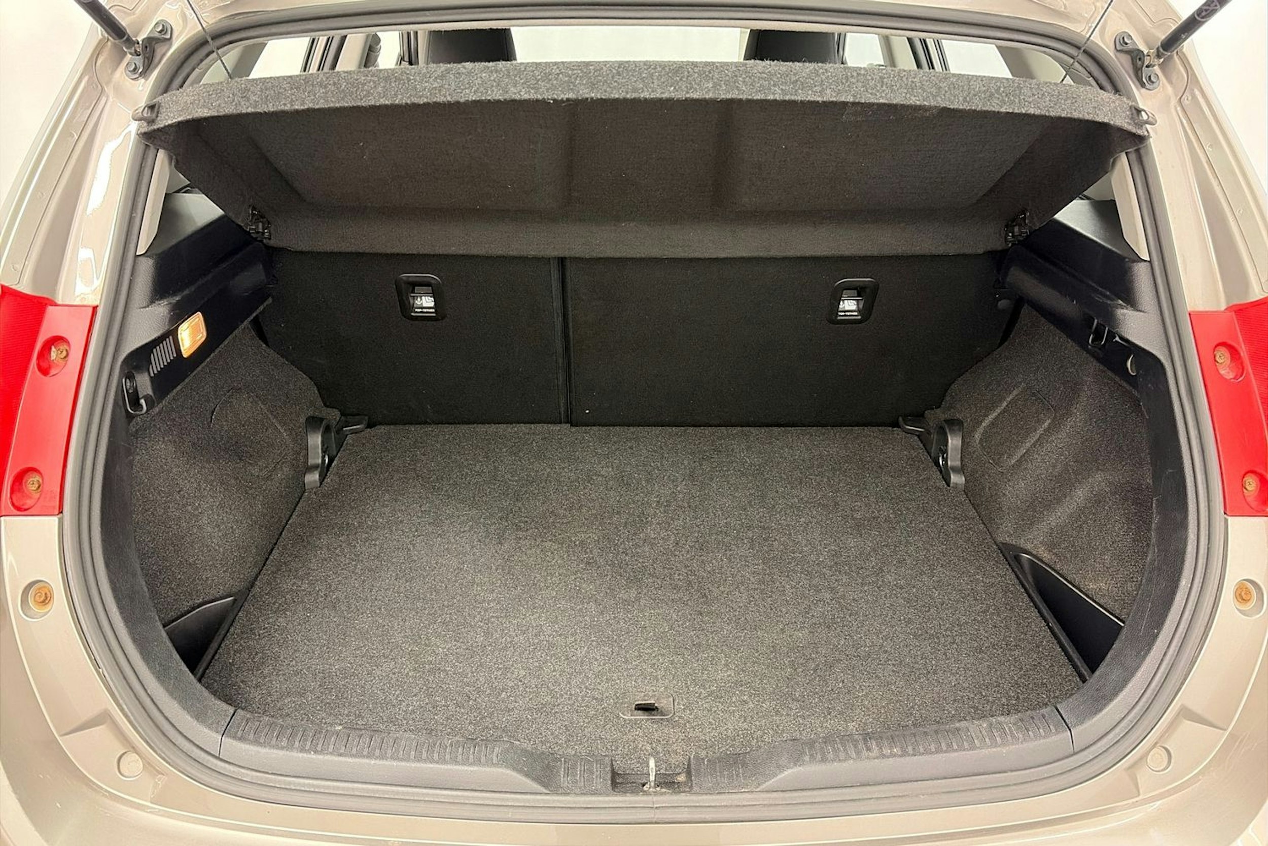 Ruskea (beige) Toyota Auris 2013 kuva 14.