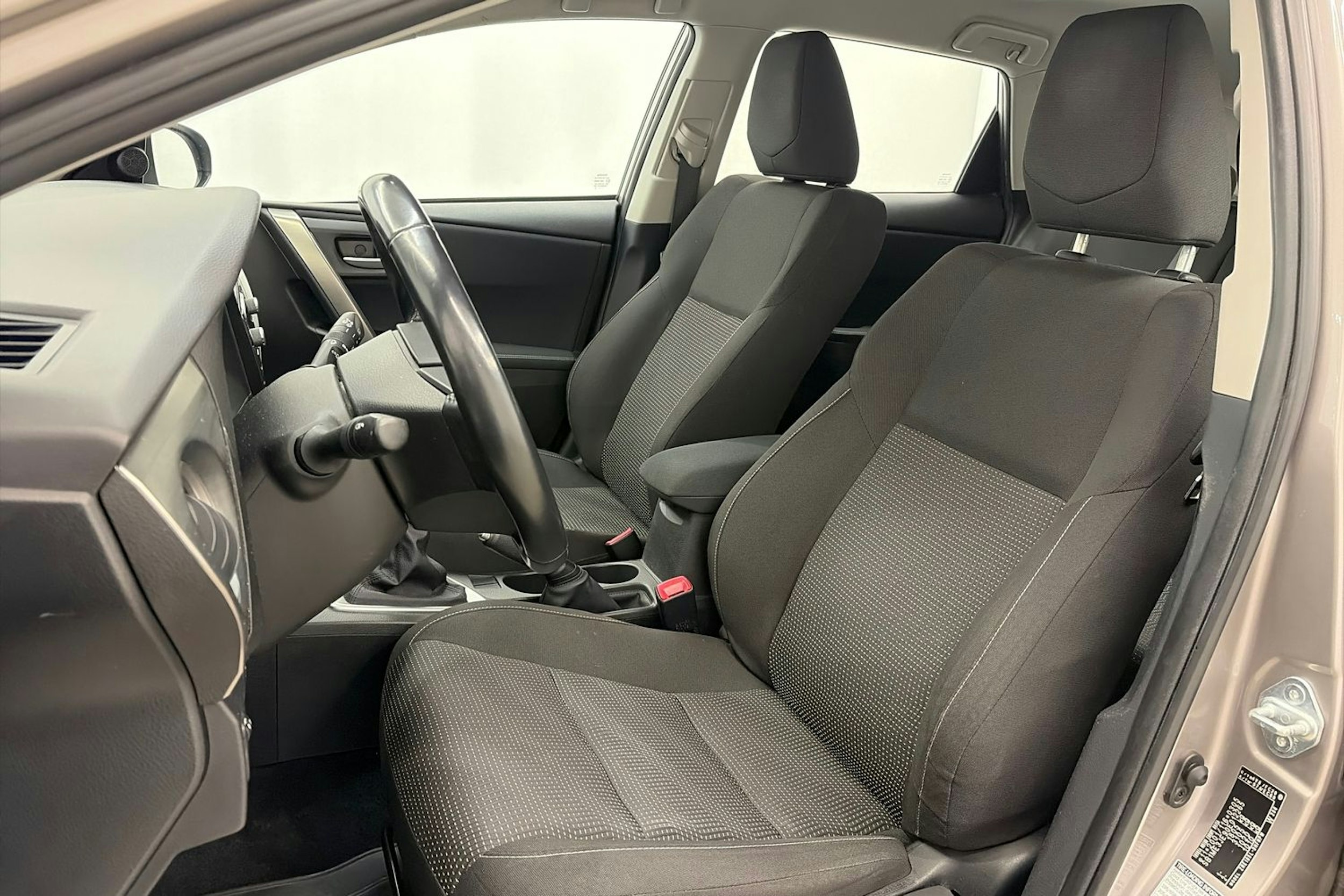 Ruskea (beige) Toyota Auris 2013 kuva 15.