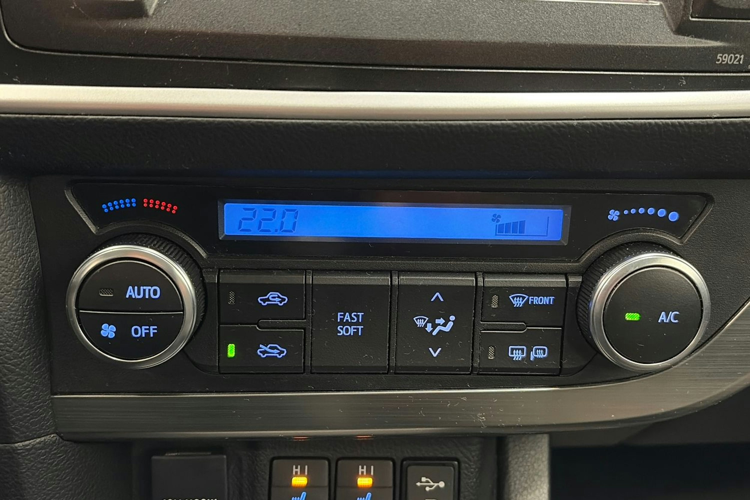 Ruskea (beige) Toyota Auris 2013 kuva 23.