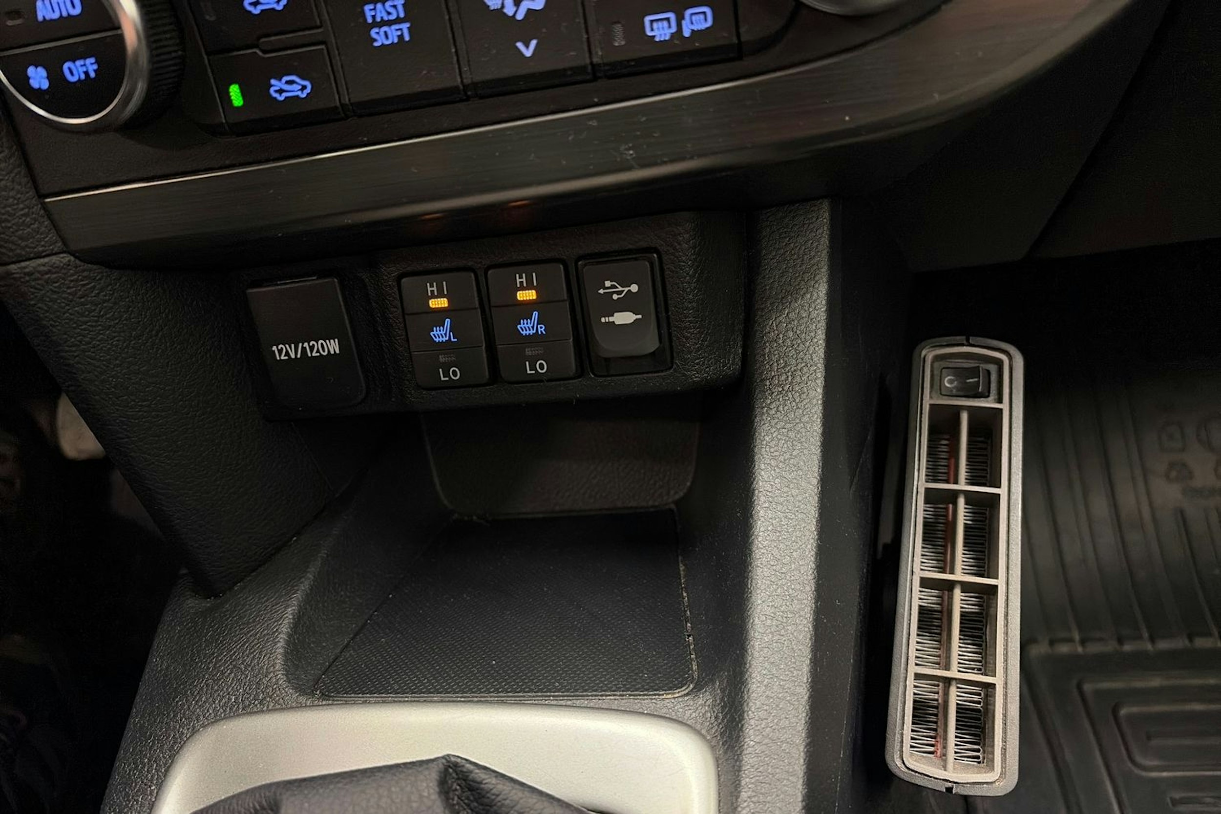 Ruskea (beige) Toyota Auris 2013 kuva 24.