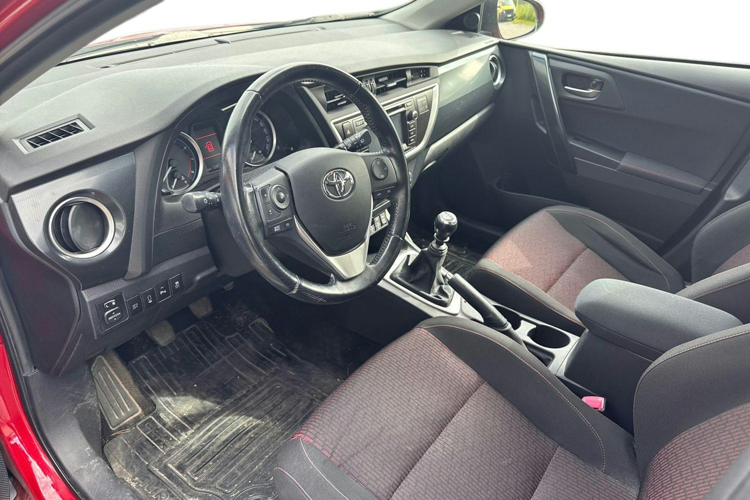 punainen Toyota Auris 2013 kuva 3.