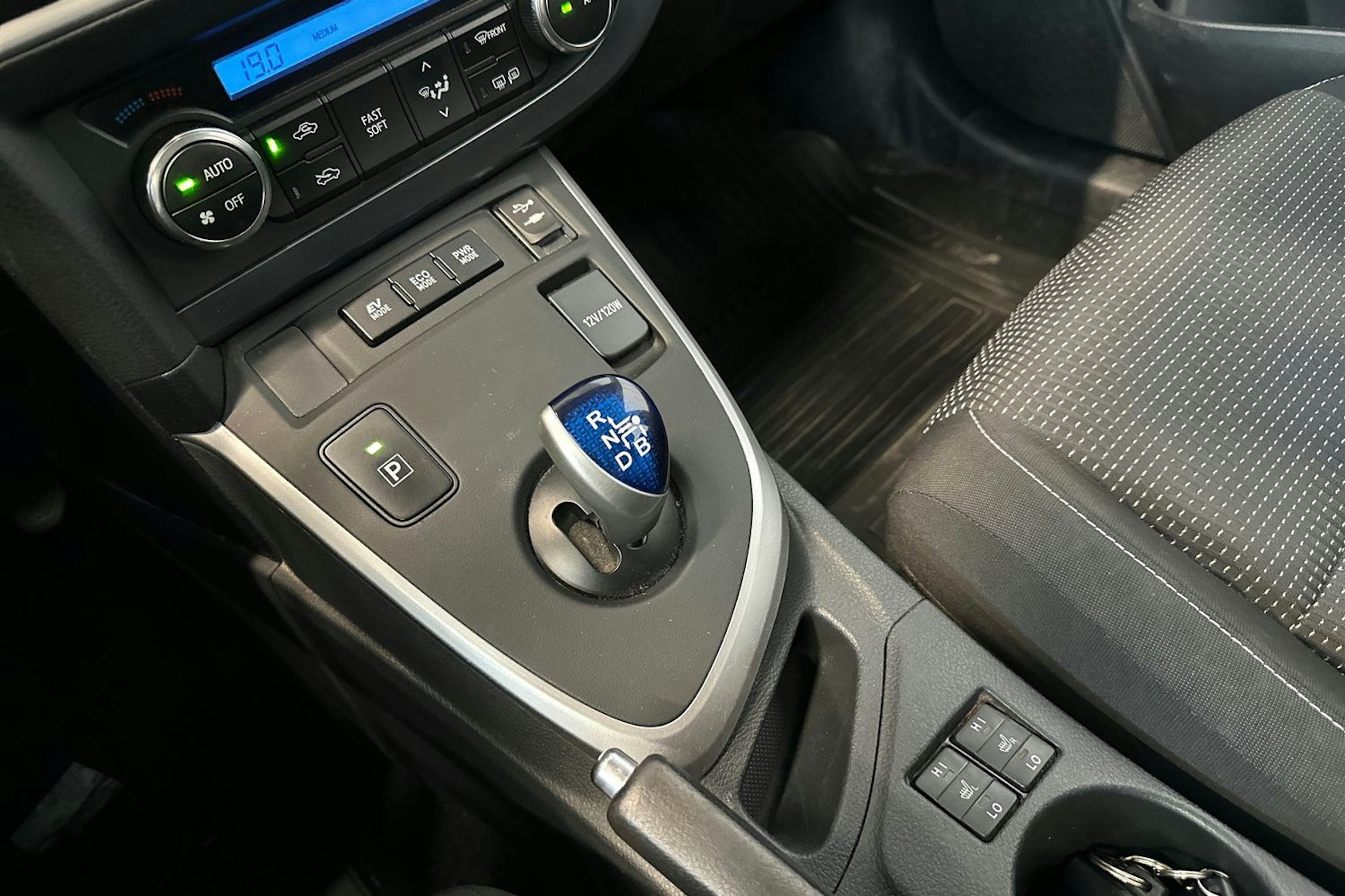 Sininen Toyota Auris 2013 kuva 22.