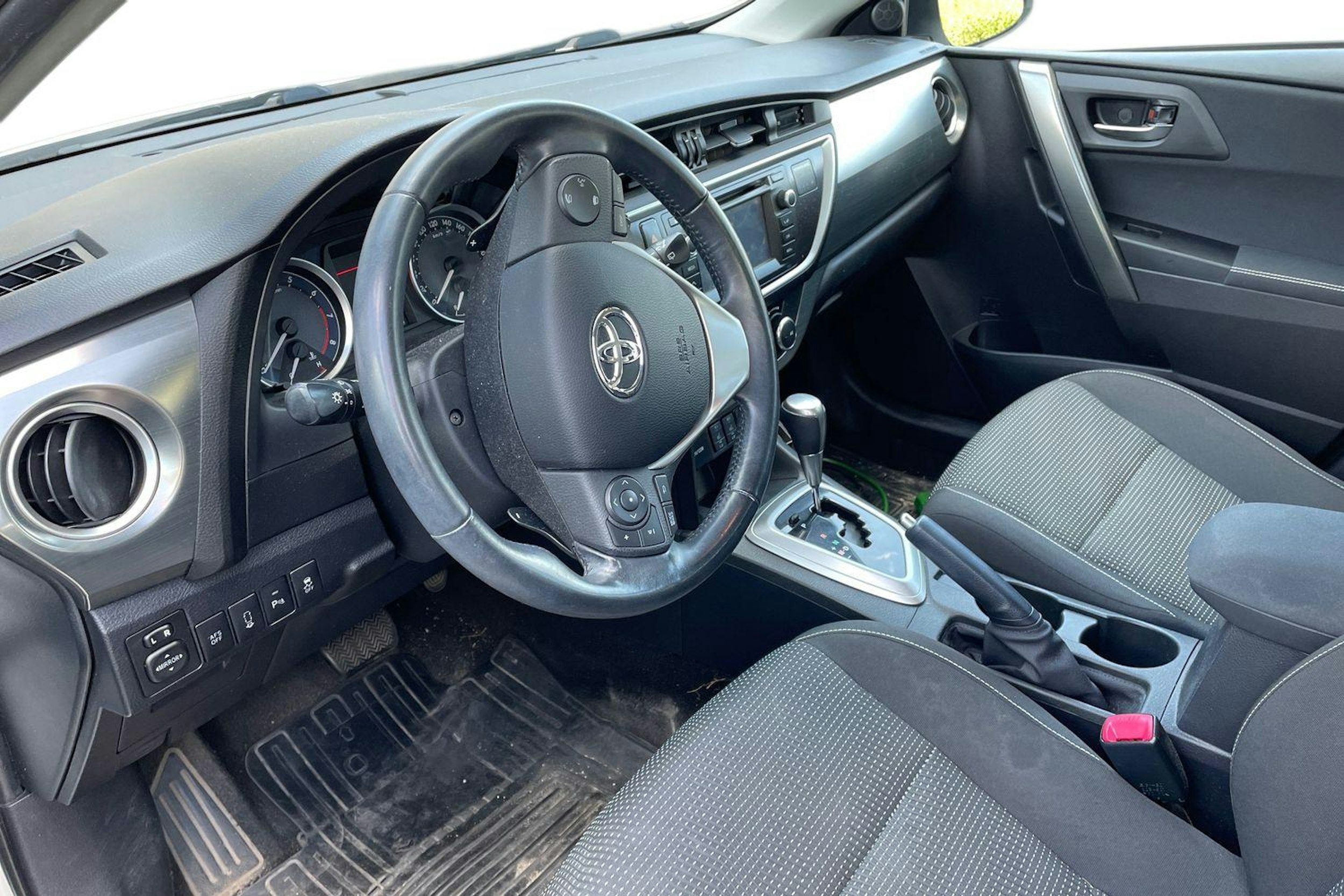 valkoinen Toyota Auris 2013 kuva 3.