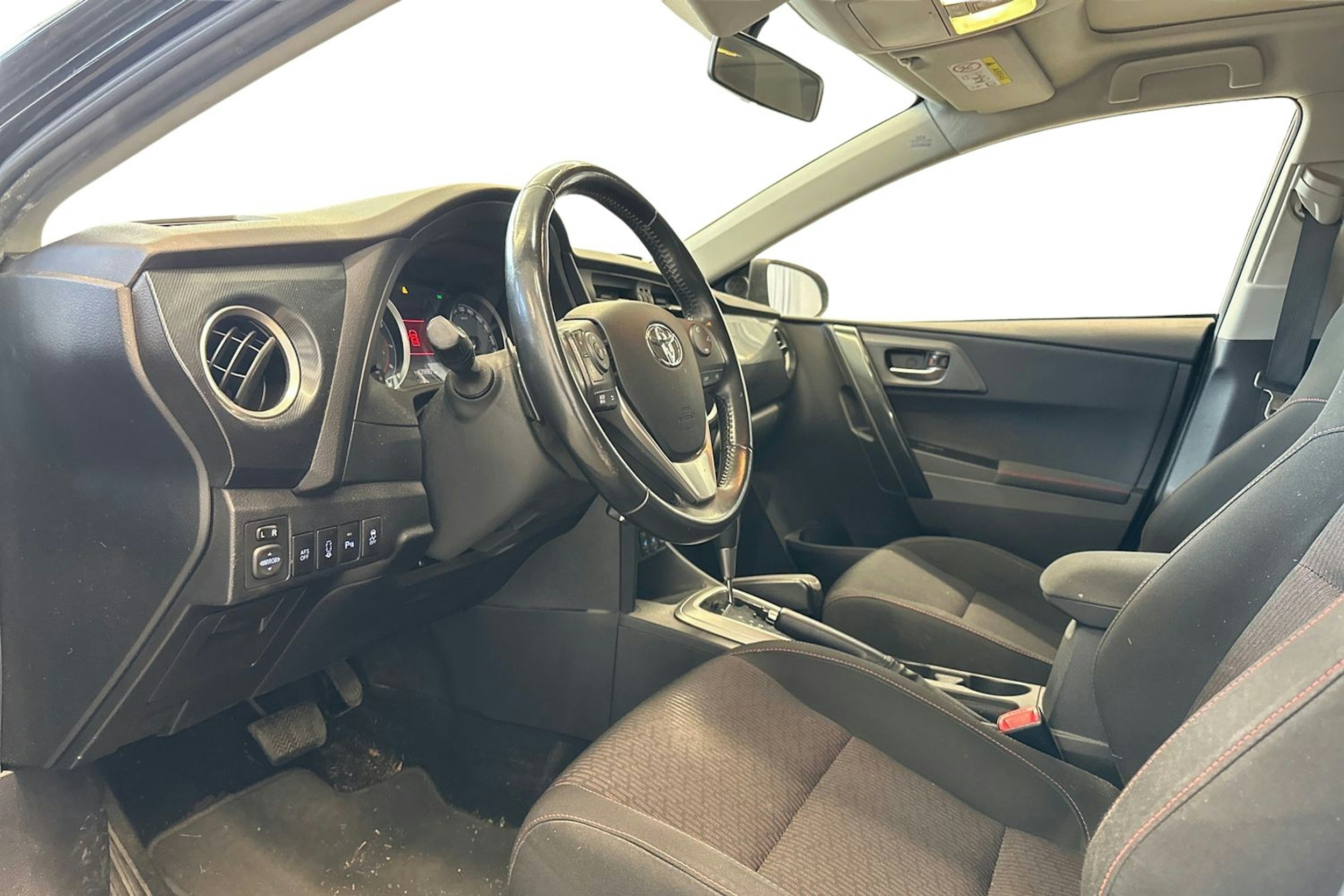 musta Toyota Auris 2013 kuva 3.