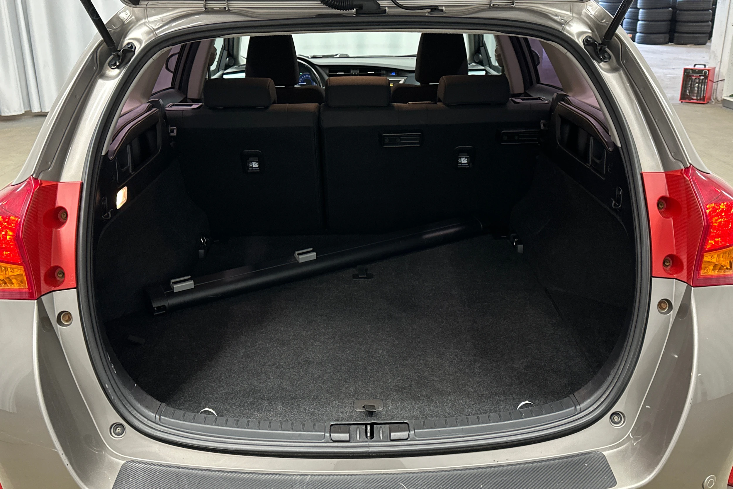 ruskea (beige) Toyota Auris 2013 kuva 11.